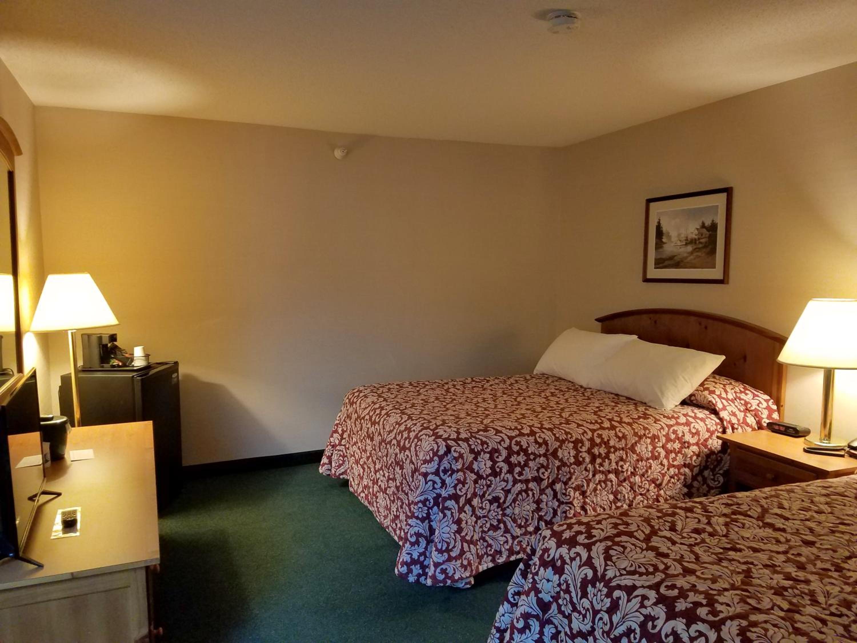Skylight Inn Room with 2 Queen Beds- No Pets photo 1