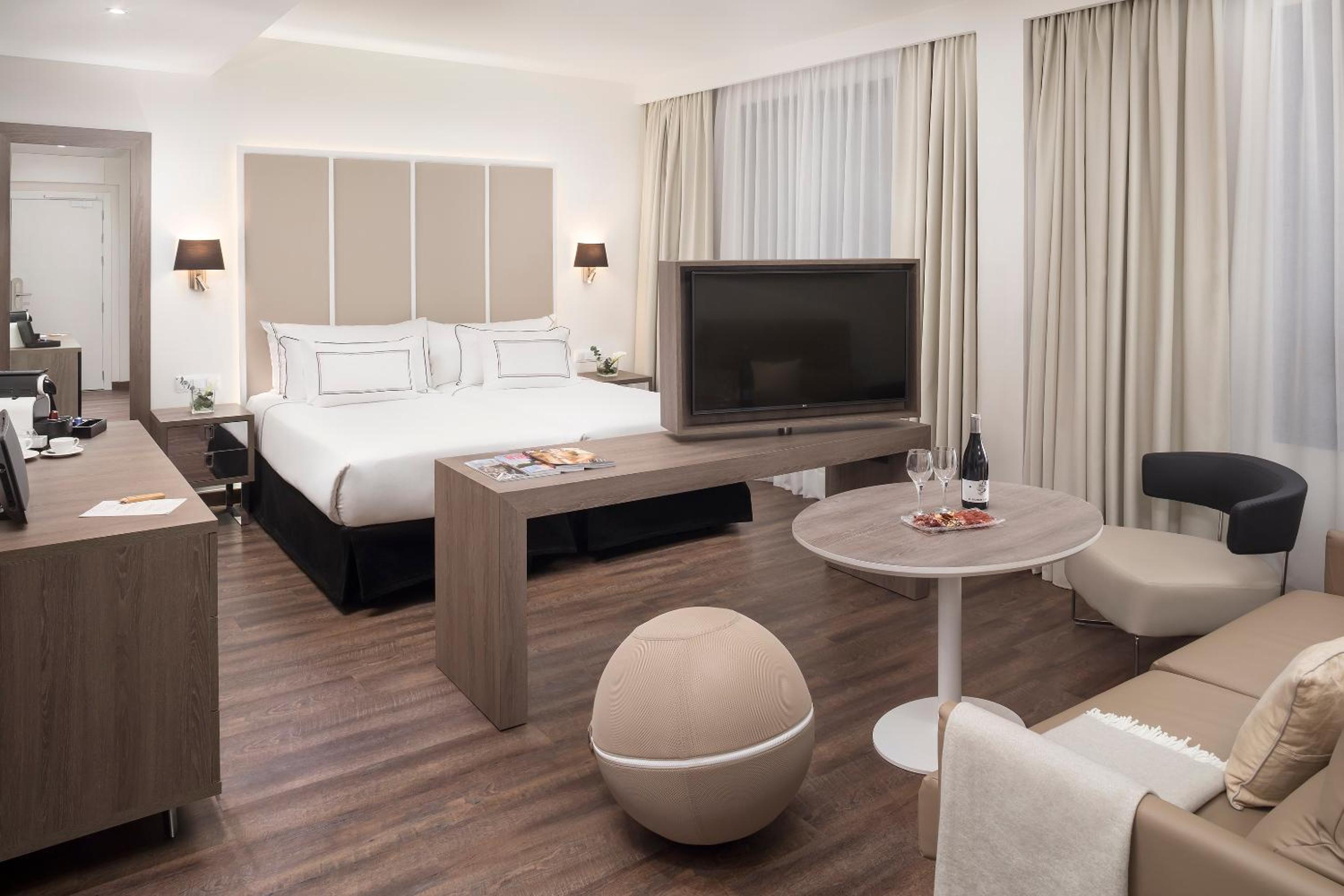 Grand Premium The Level with Bathtub (2 Adults + 2 Children)