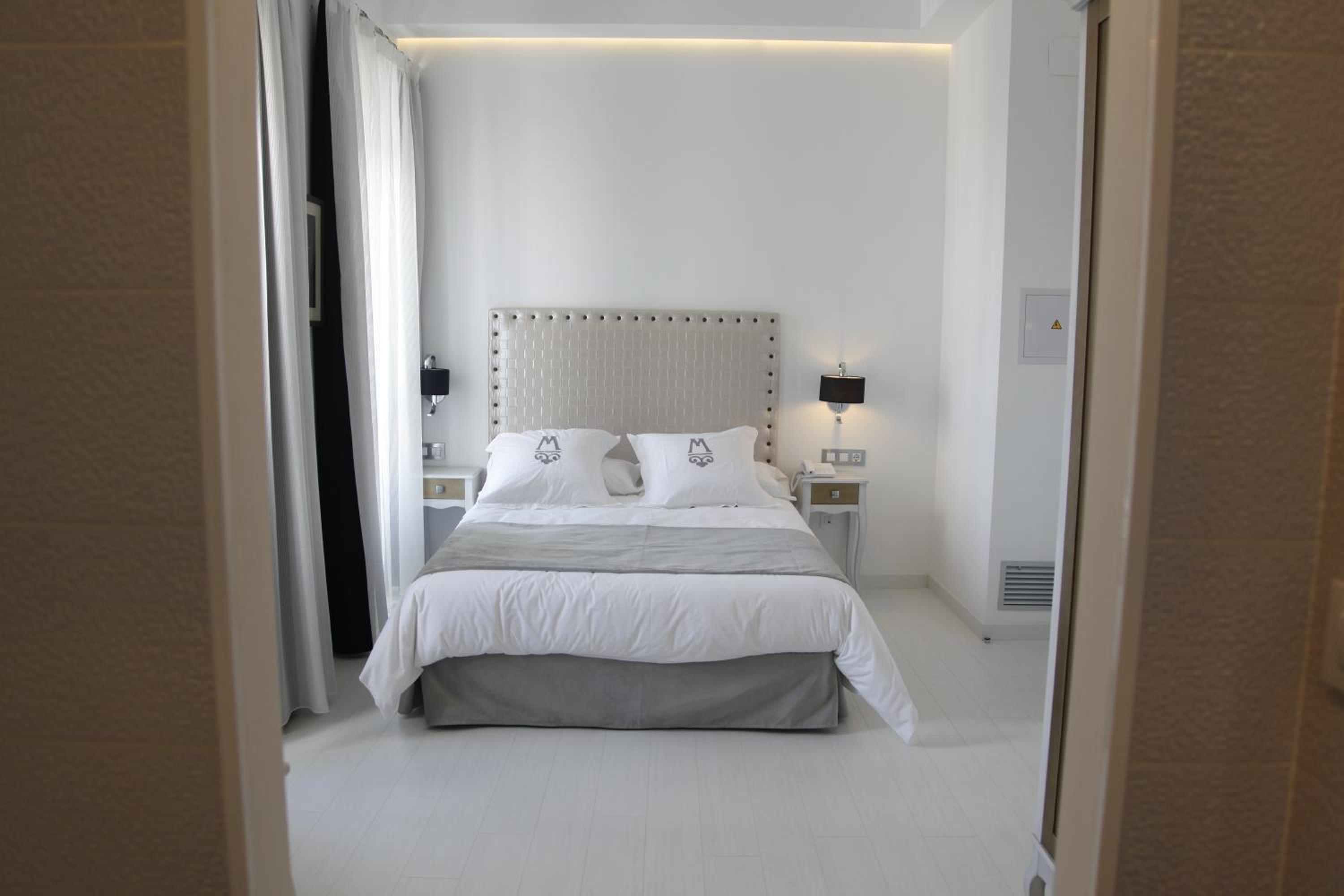 Double or Twin Room - Photo 6