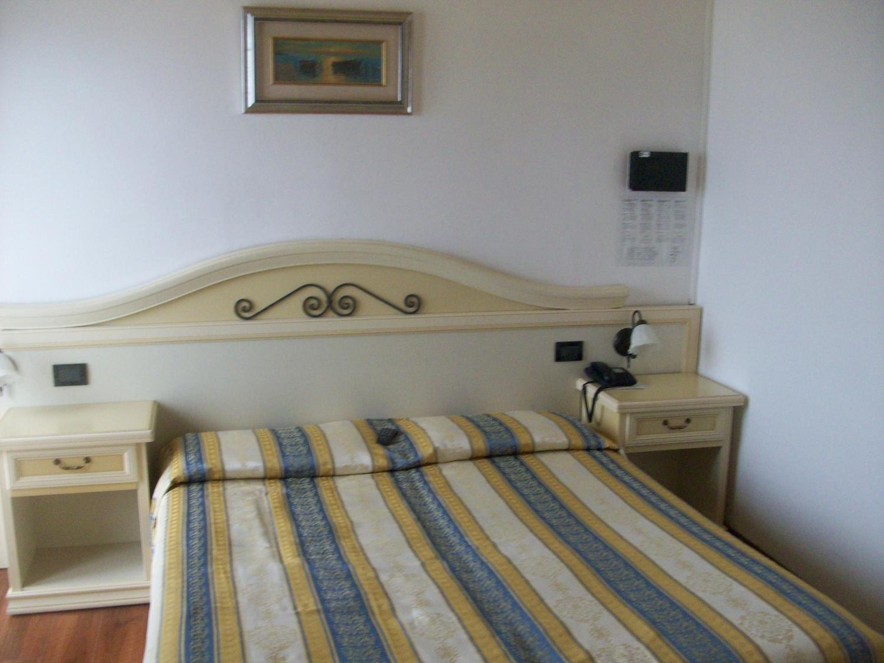 Double or Twin Room with Sea View - Photo 1