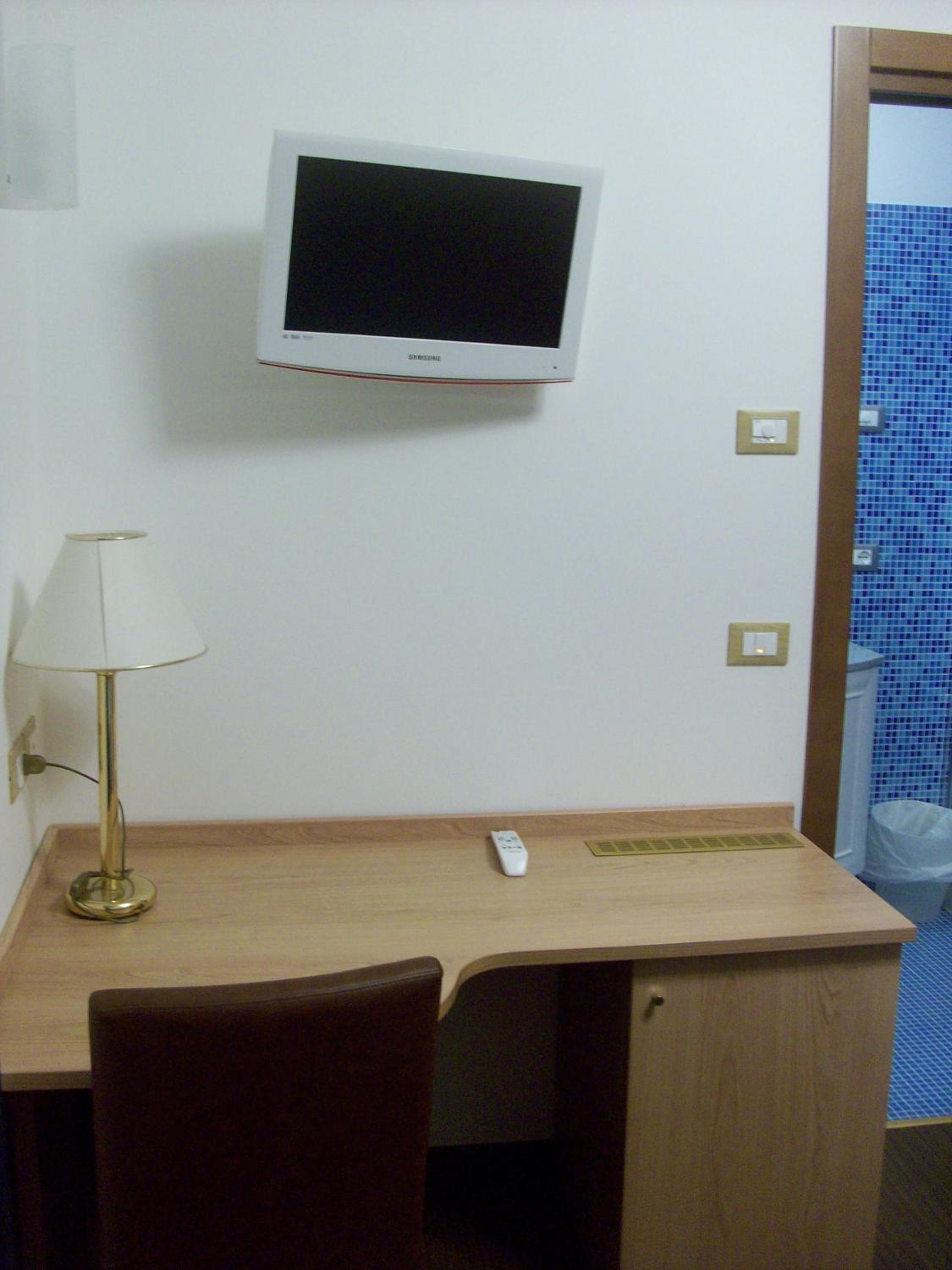 Quadruple Room with Partial Sea View - Photo 4