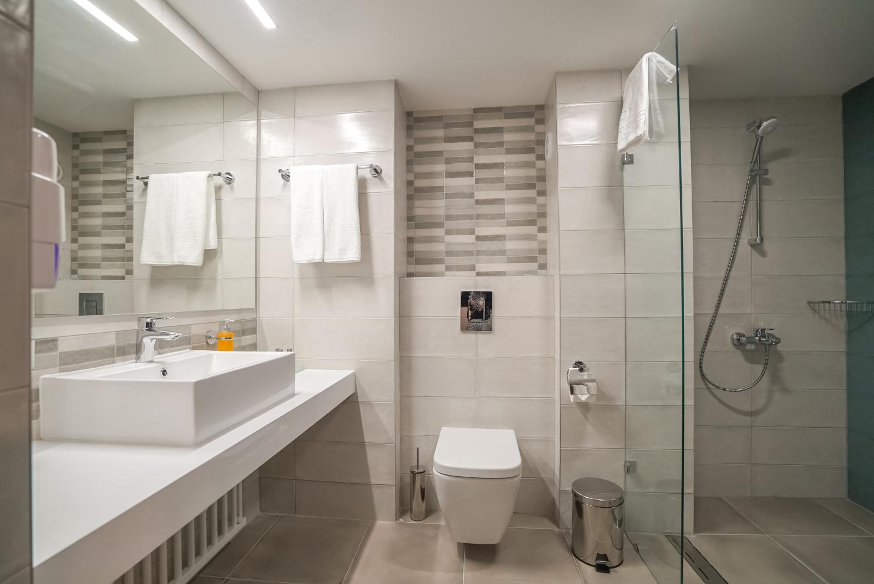 Junior Suite with Balcony - Photo 8
