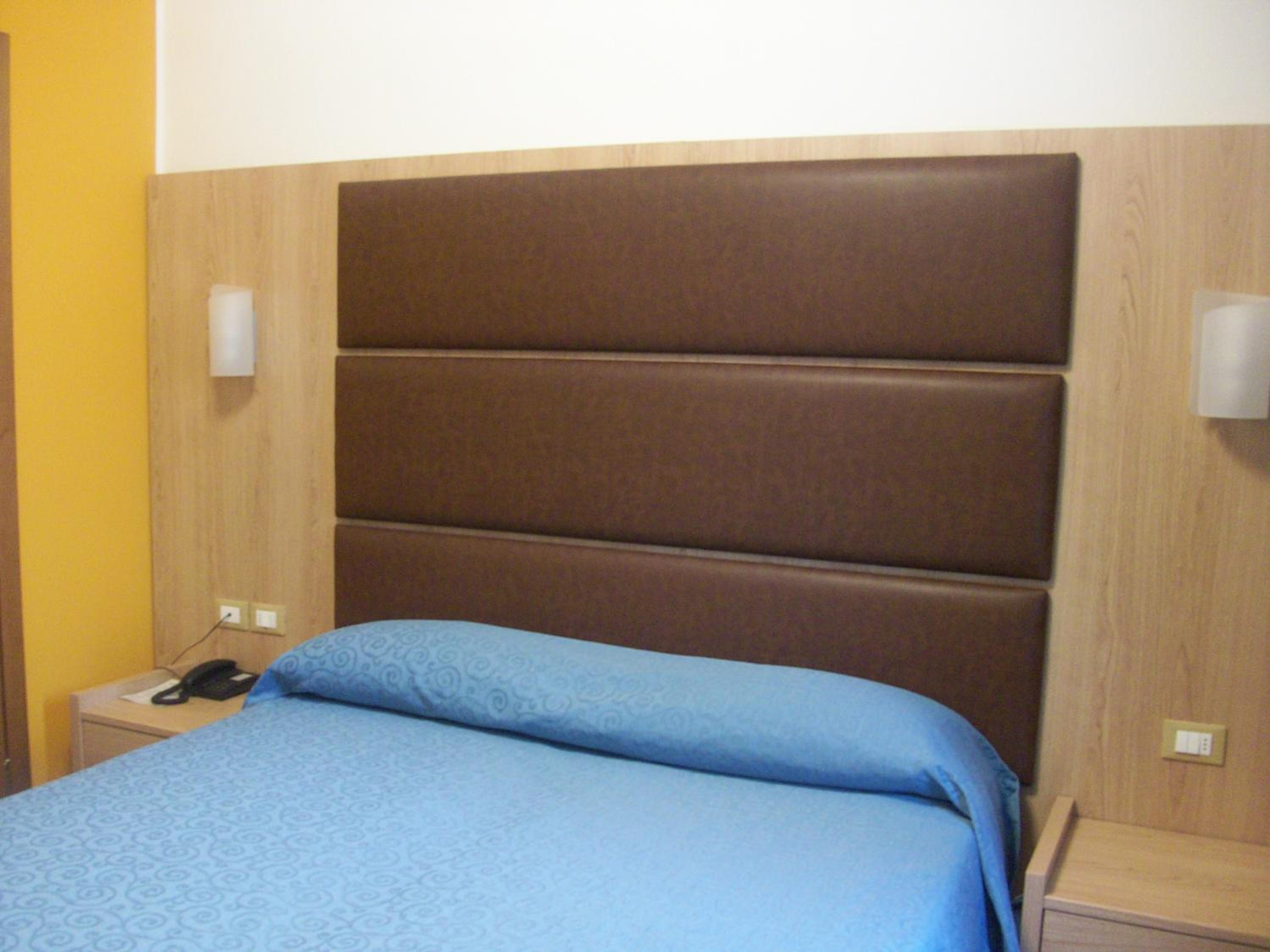 Double or Twin Room with Partial Sea View - Separate Building - Photo 6