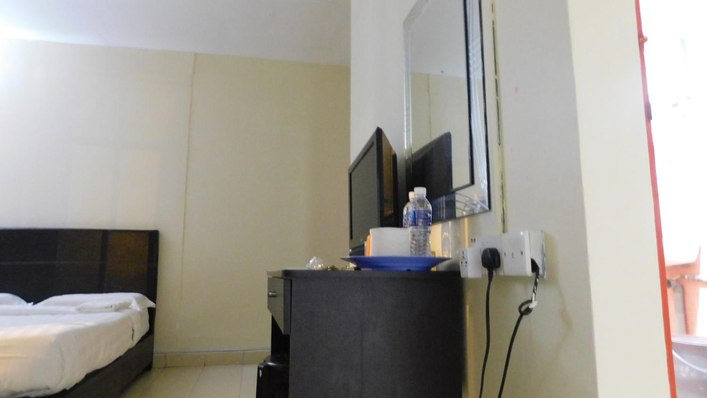 Budget Twin Room - Photo 7