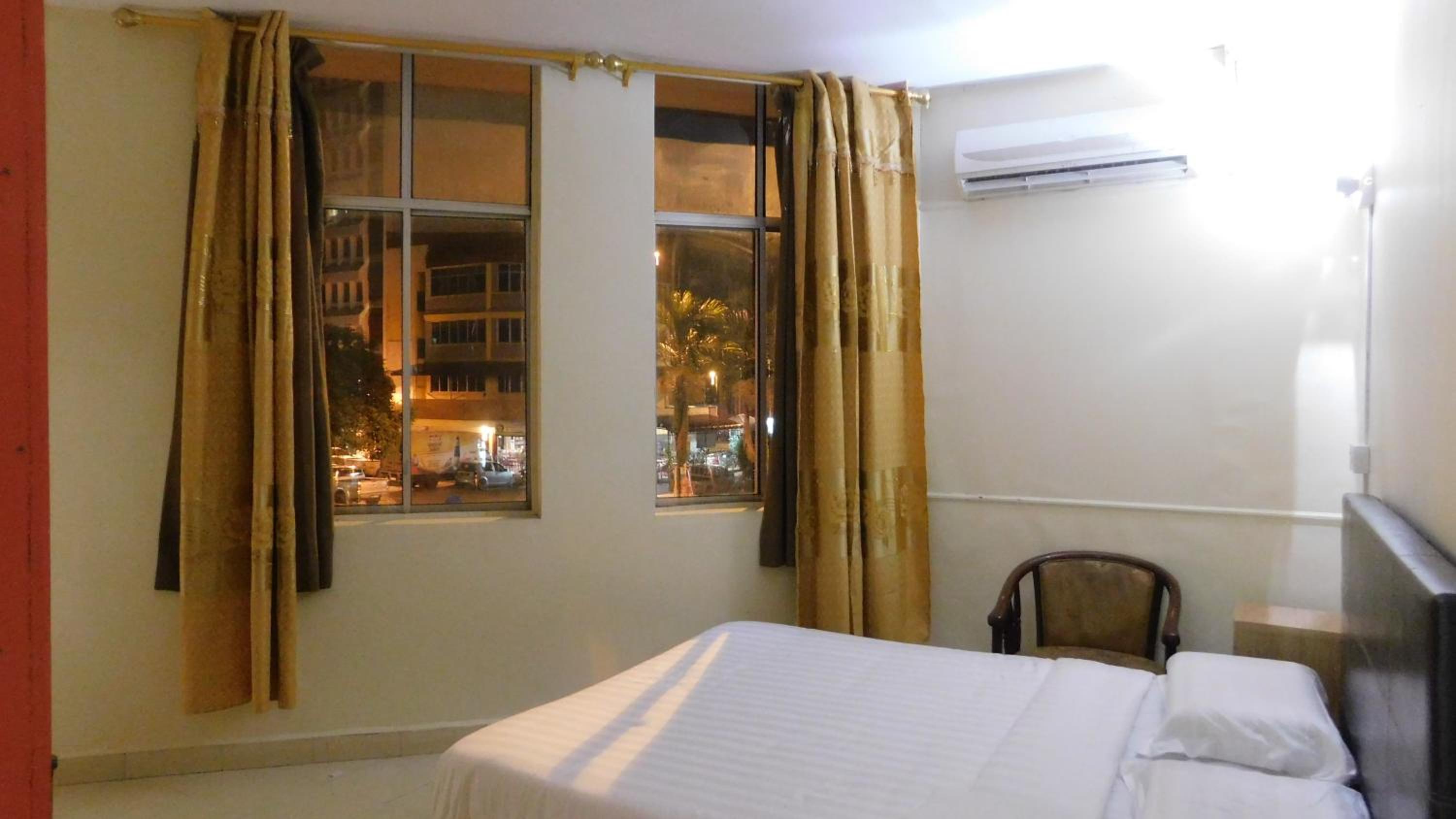 Budget Twin Room - Photo 8