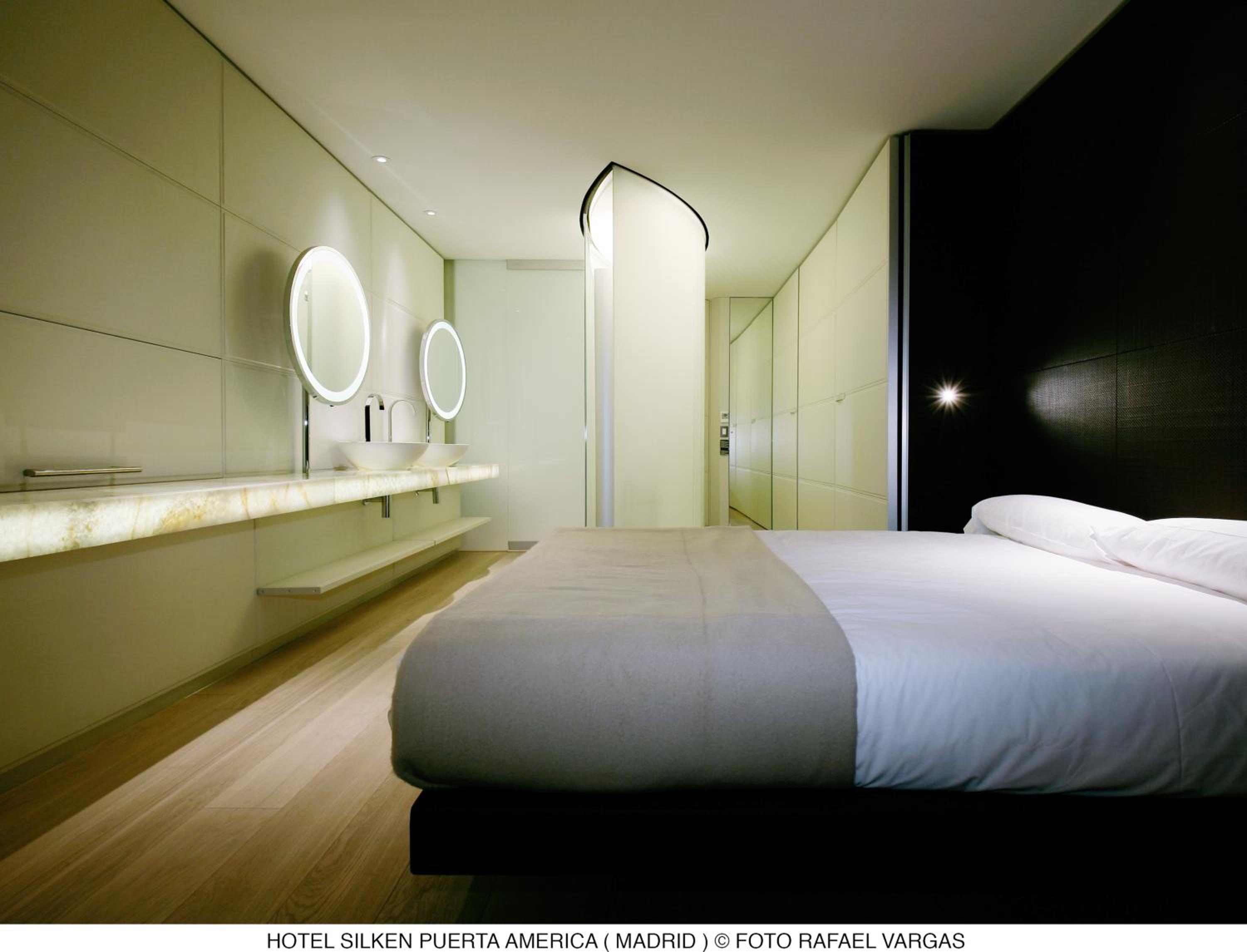 Deluxe Room - Photo 7