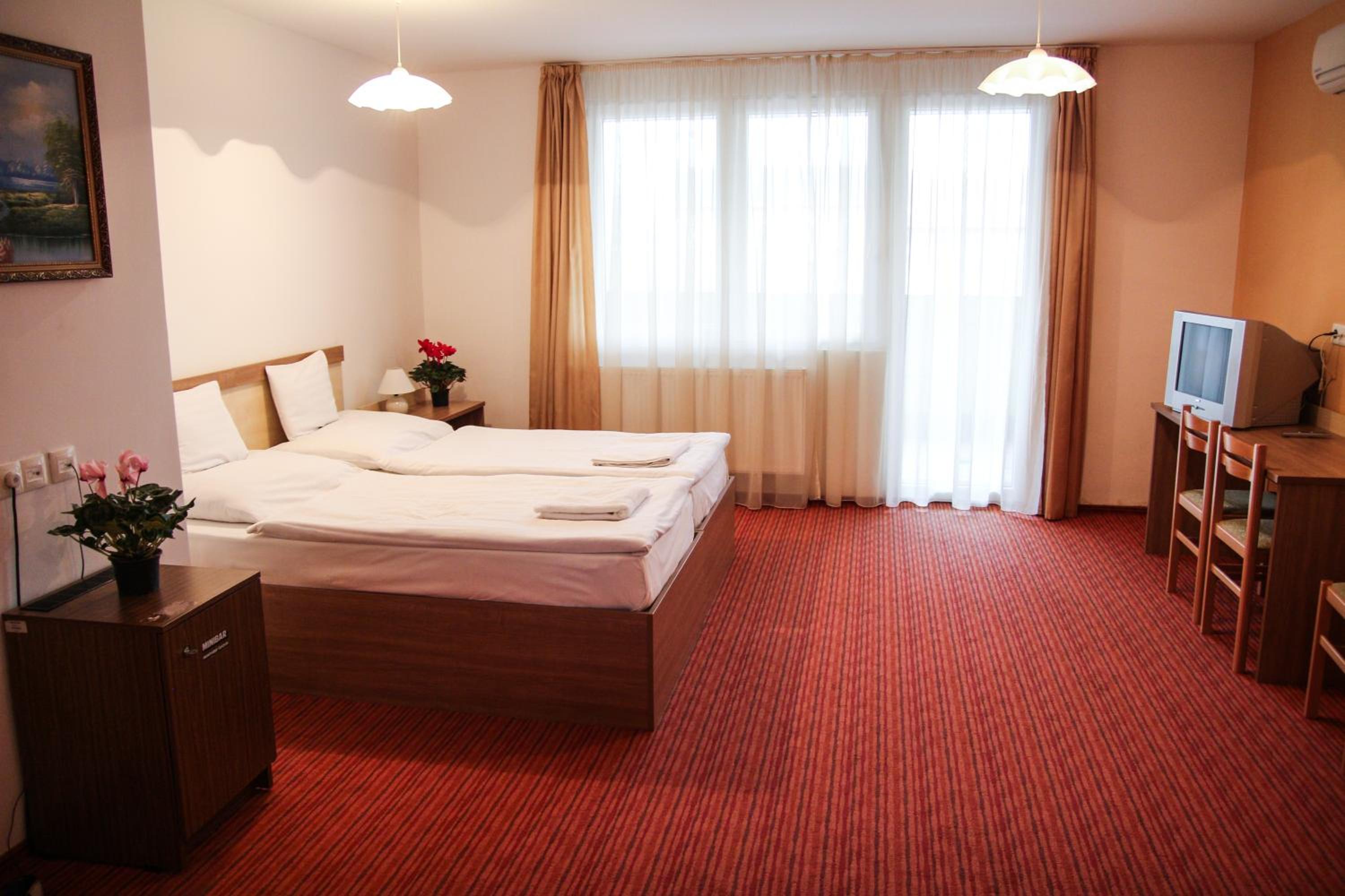 Double or Twin Room with Balcony - Photo 19