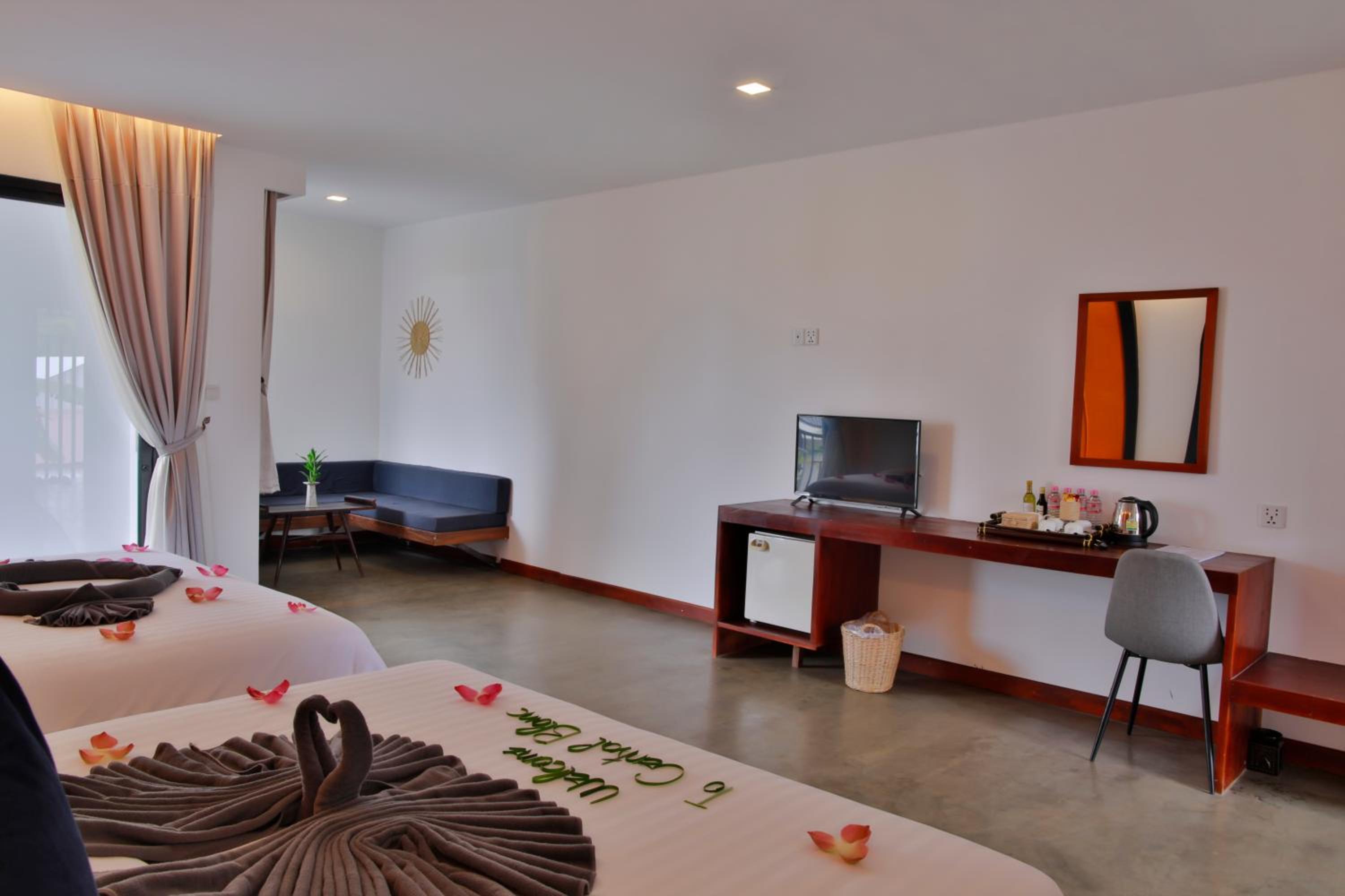 Family Suite with Balcony Pool View @ Free Pickup photo 3