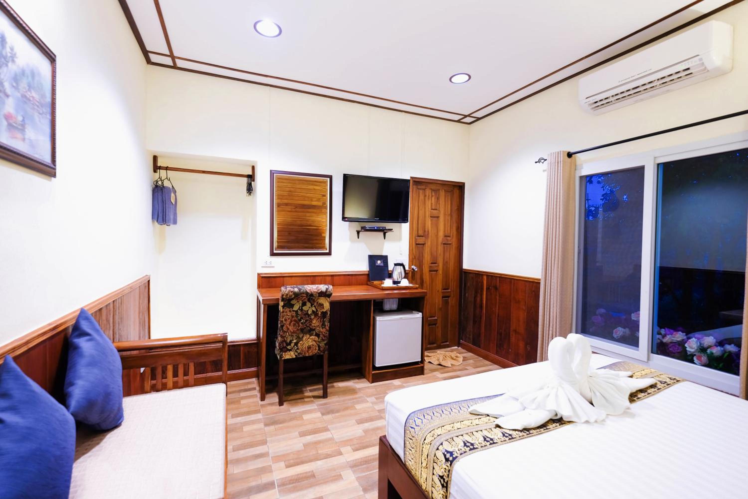 Standard Double Room - Photo 9