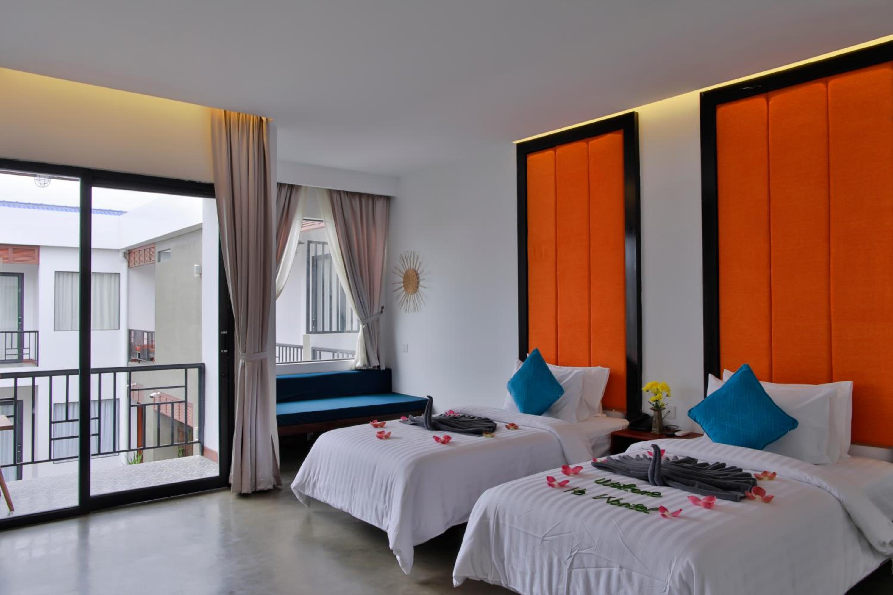 Studio Twin With Balcony Pool View @ Free Pickup photo 2