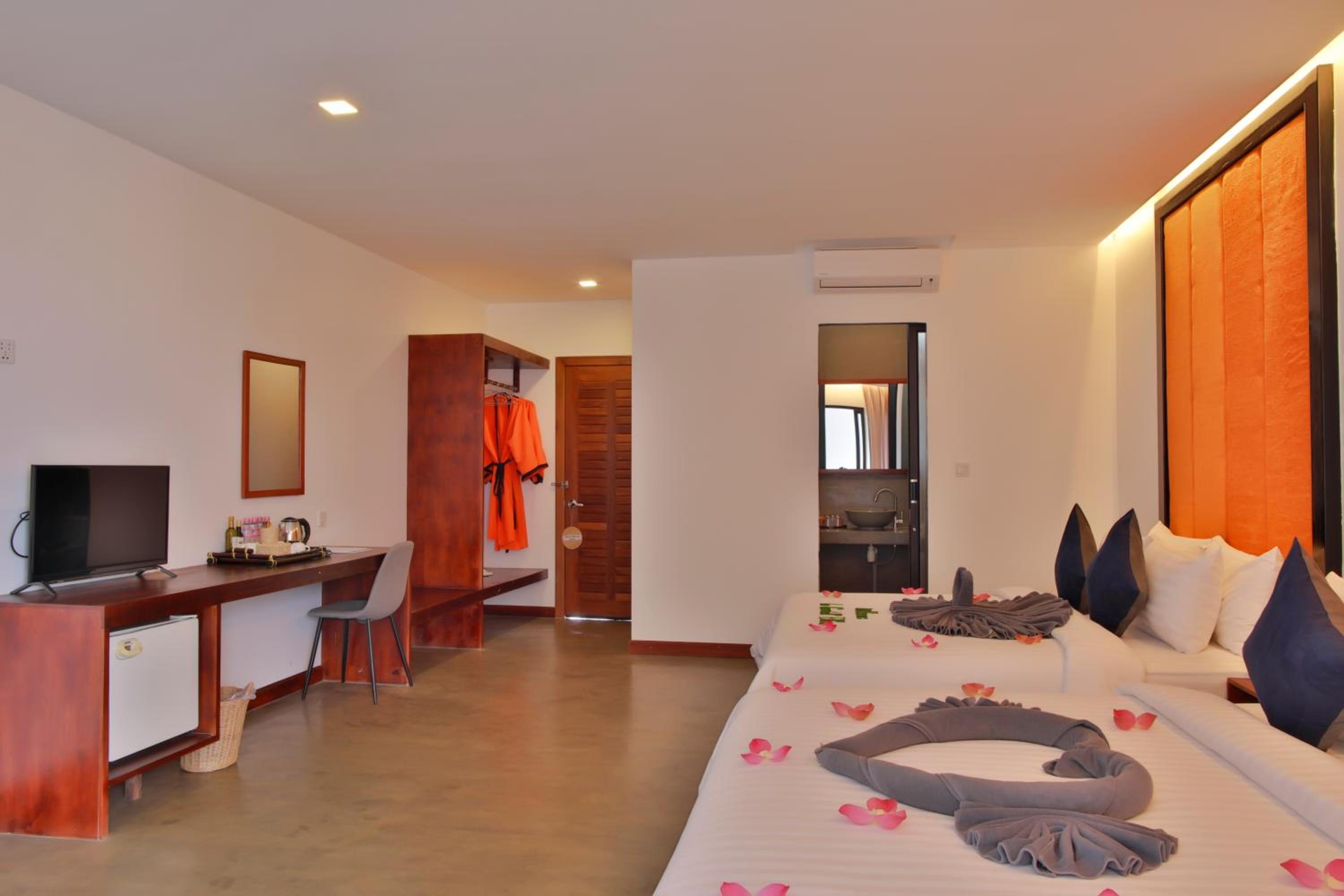 Family Suite with Balcony Pool View @ Free Pickup photo 2