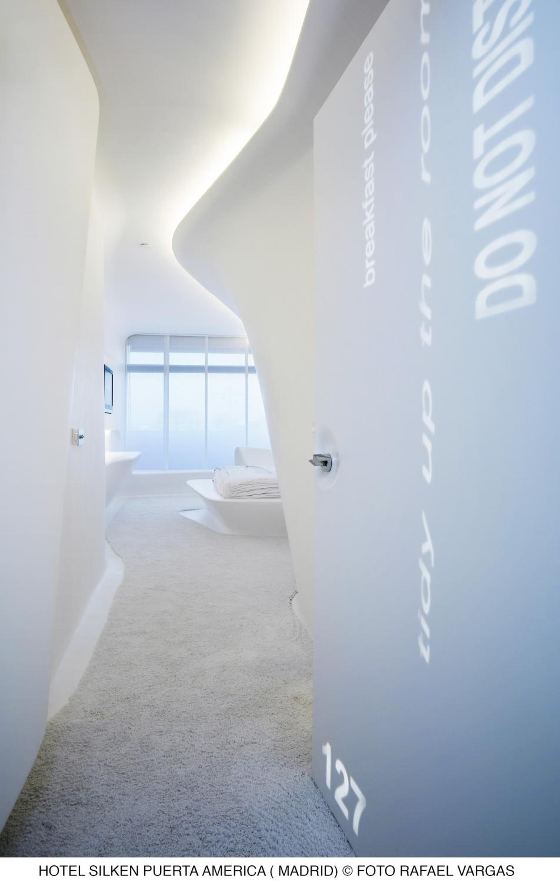 Space Club by Zaha Hadid - Photo 5
