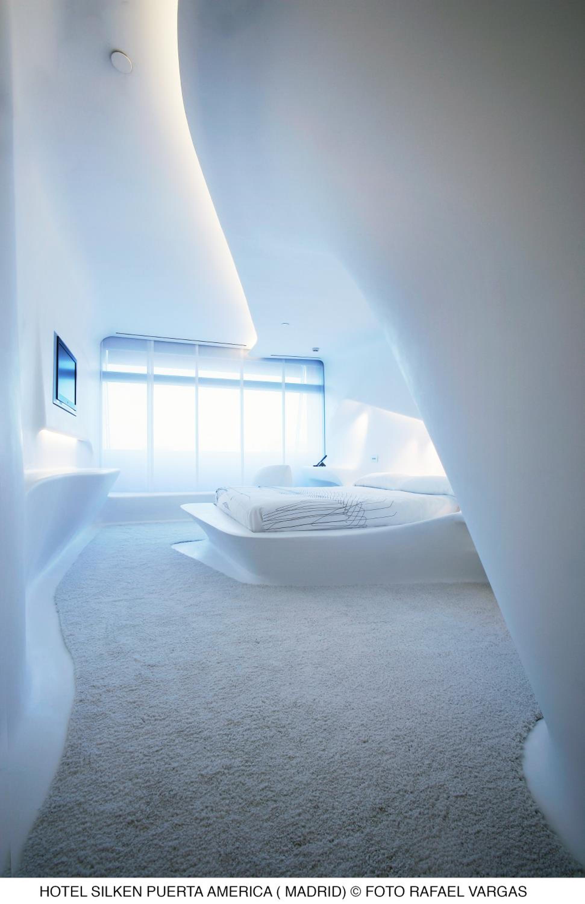 Space Club by Zaha Hadid - Photo 6