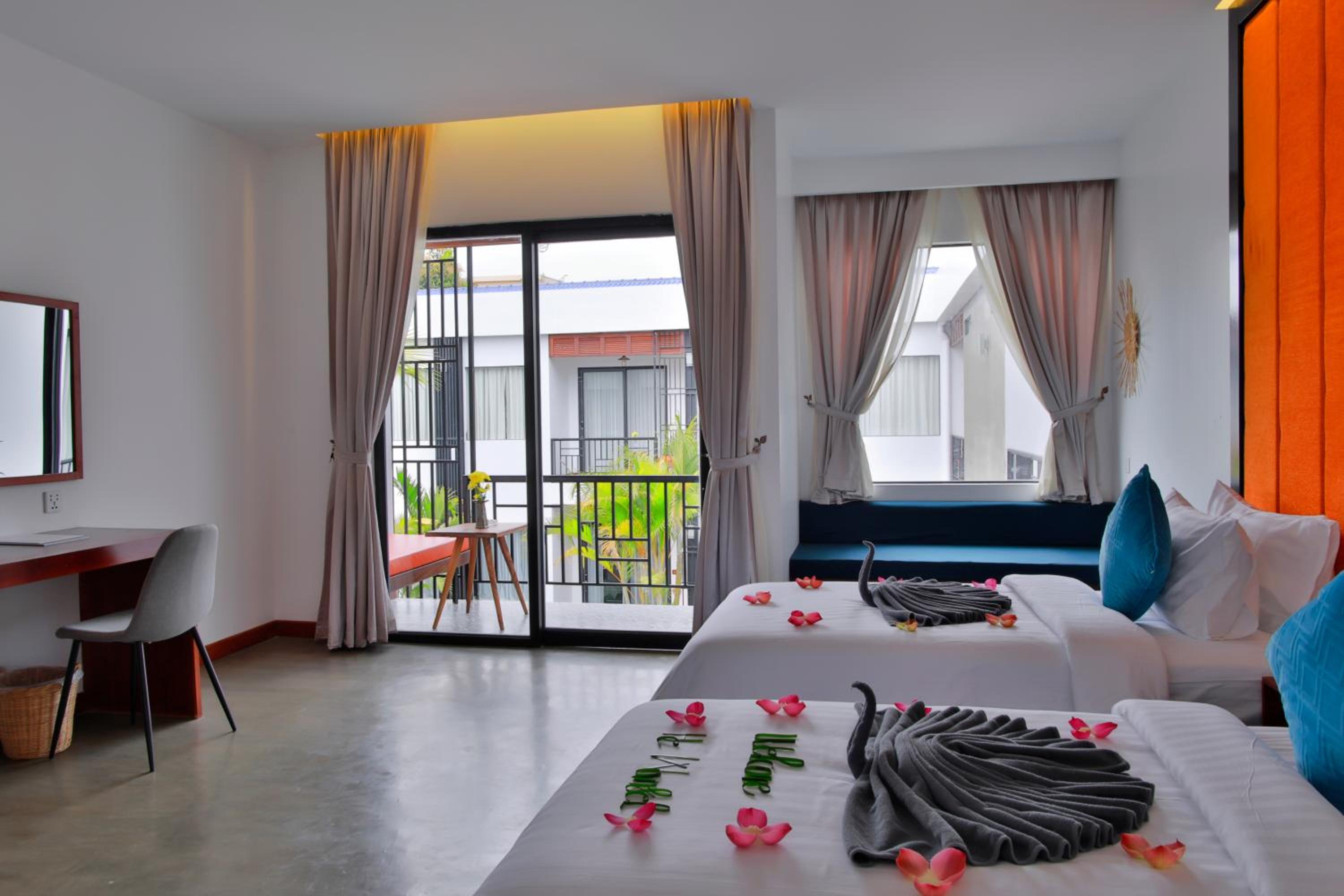 Studio Twin With Balcony Pool View @ Free Pickup photo 1