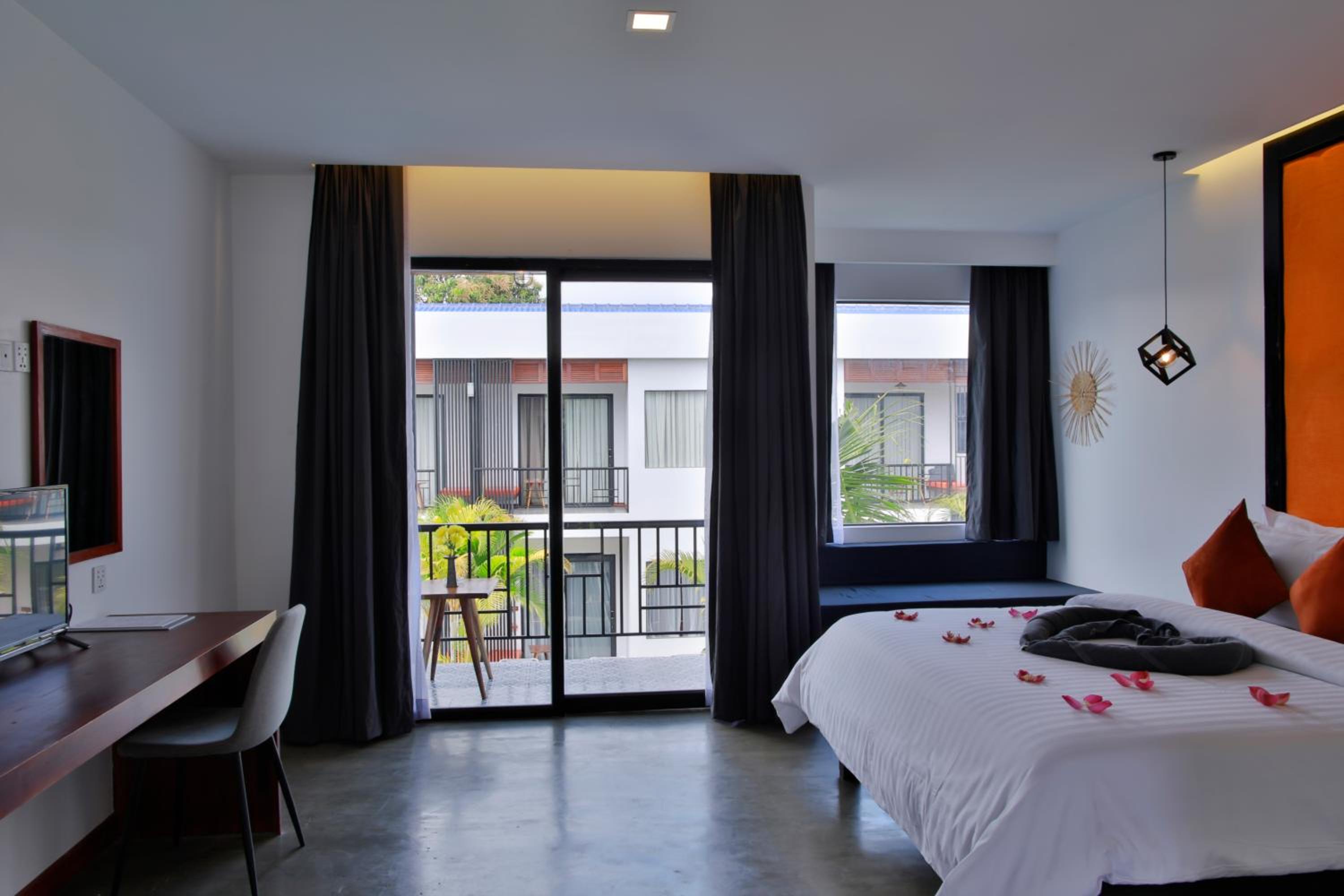 Studio Double With Balcony Pool View @ Free Pickup photo 2