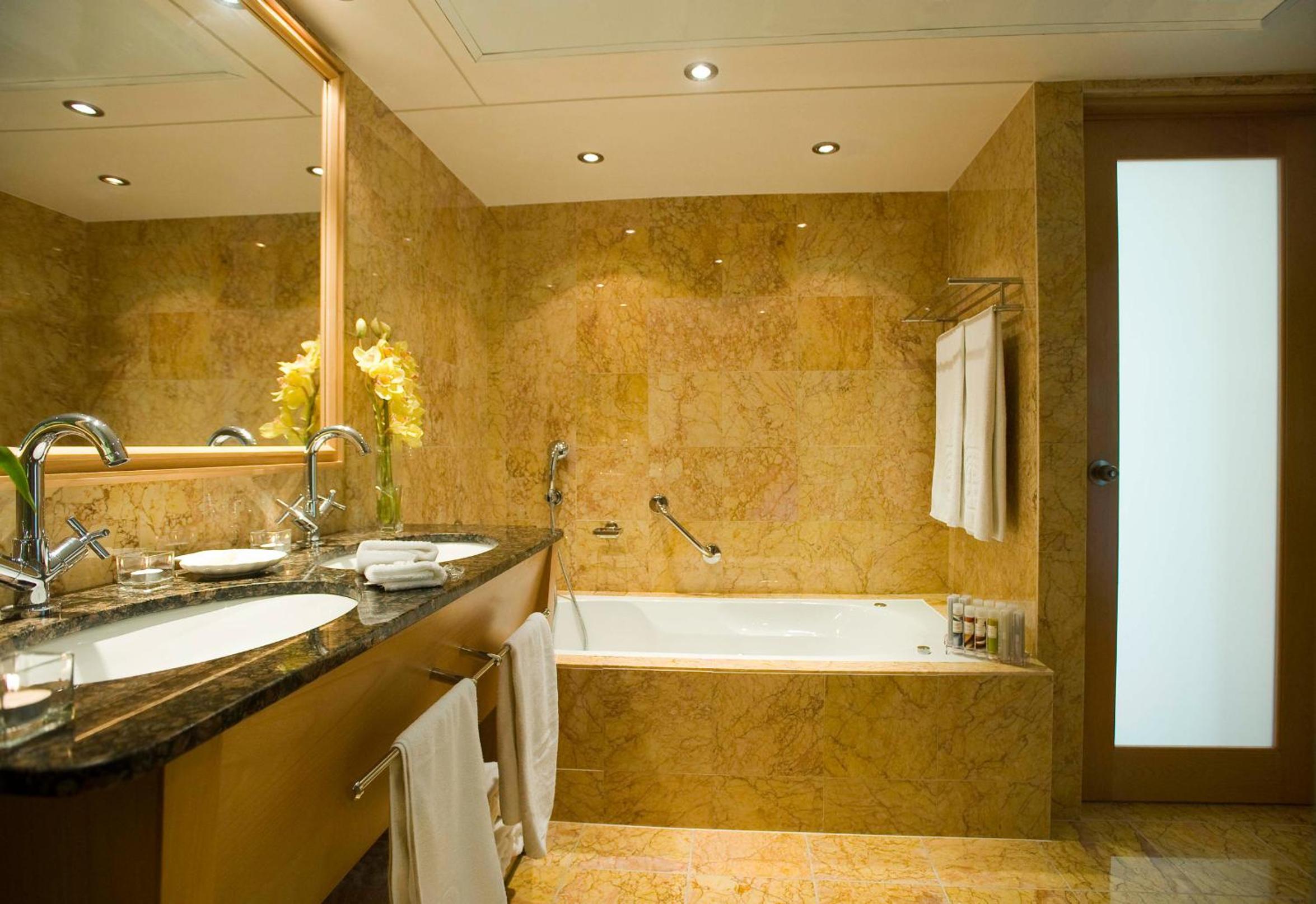 One-Bedroom Suite with Sea View - Photo 2
