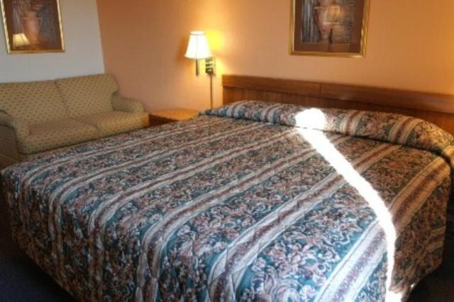 King Room - Non-Smoking - Photo 6