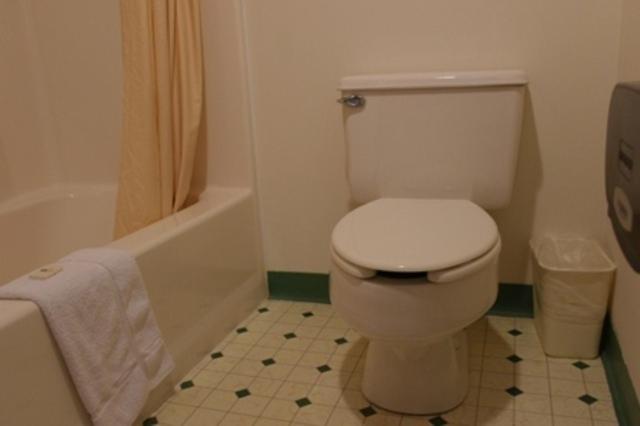 King Room - Non-Smoking - Photo 5