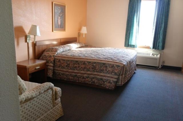 Queen Room with Two Queen Beds - Non-Smoking photo 3