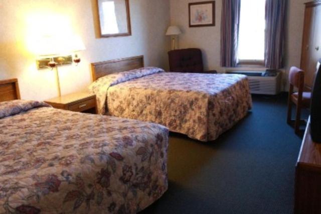 Queen Room with Two Queen Beds - Smoking - Photo 5