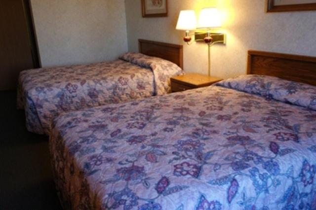 Queen Room with Two Queen Beds - Smoking - Photo 6
