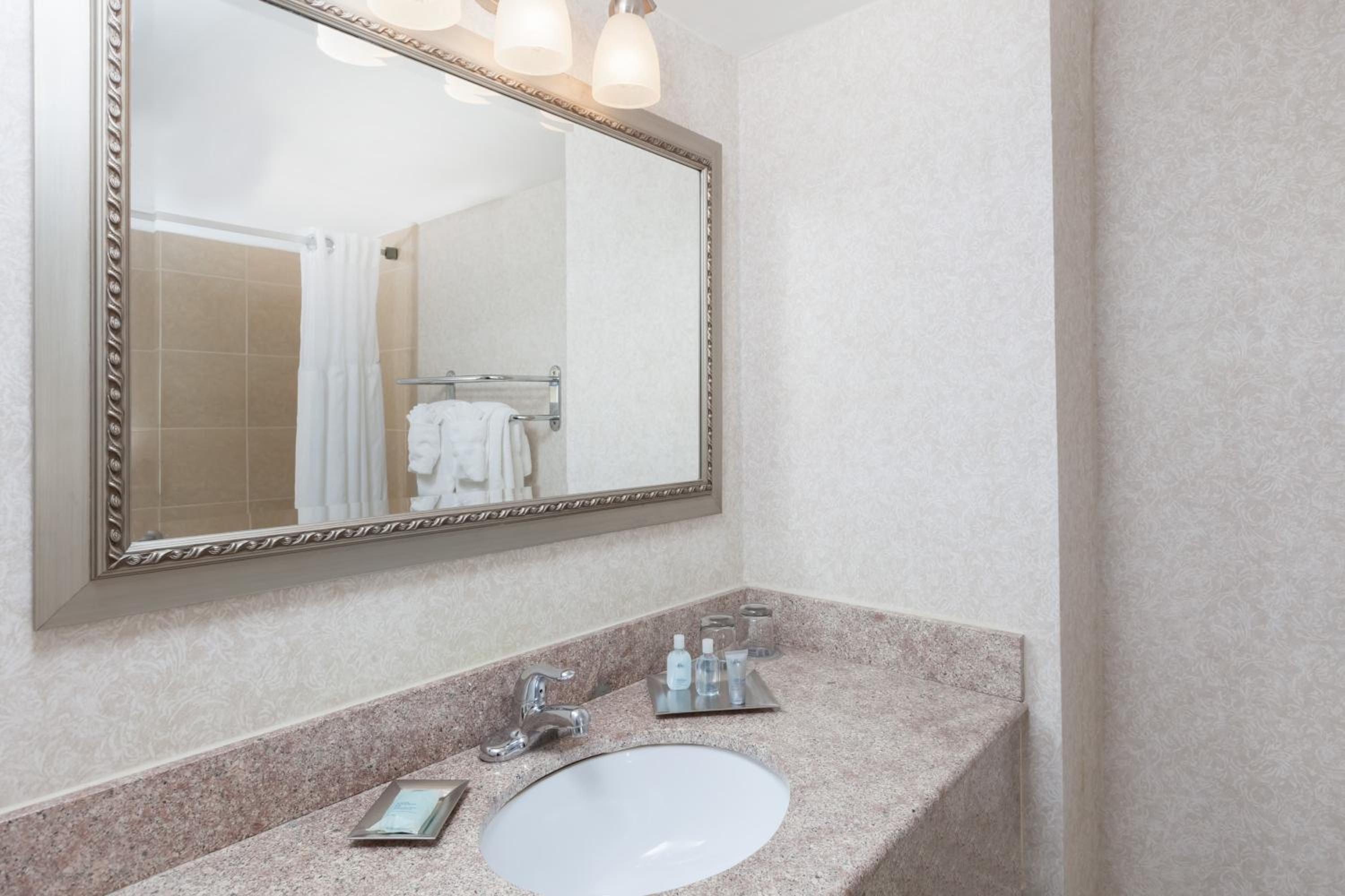 Double Non-Oceanfront Room - Pet-Friendly - Photo 4