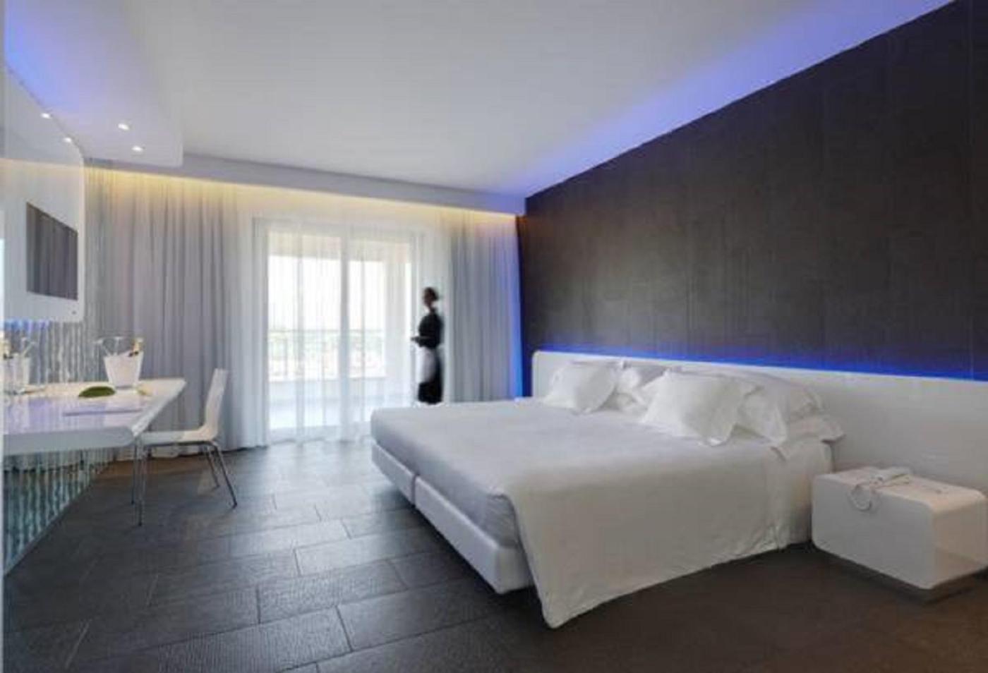 Double or Twin Room with Balcony - Photo 9