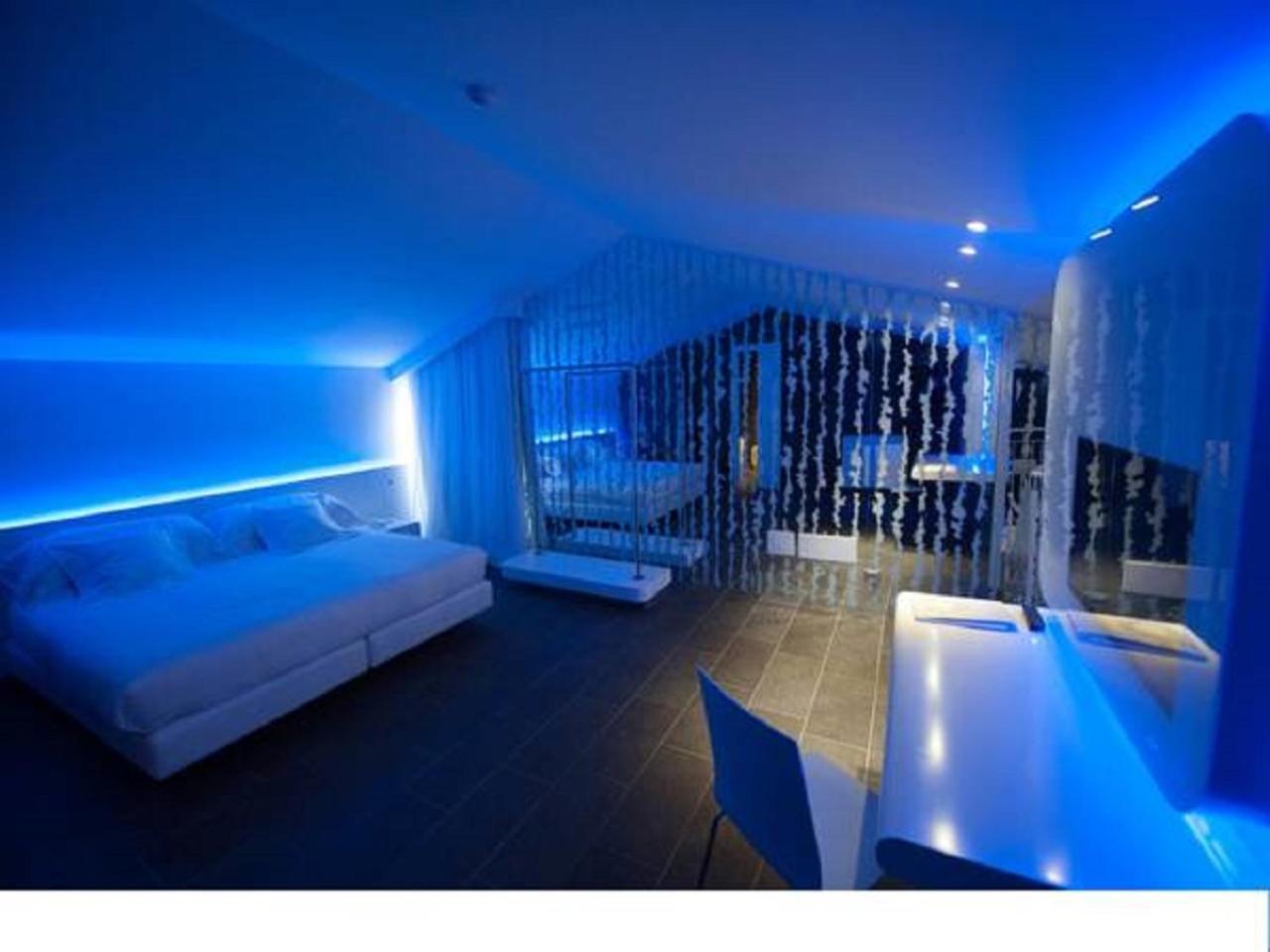 Deluxe Suite with Spa Bath - Photo 4