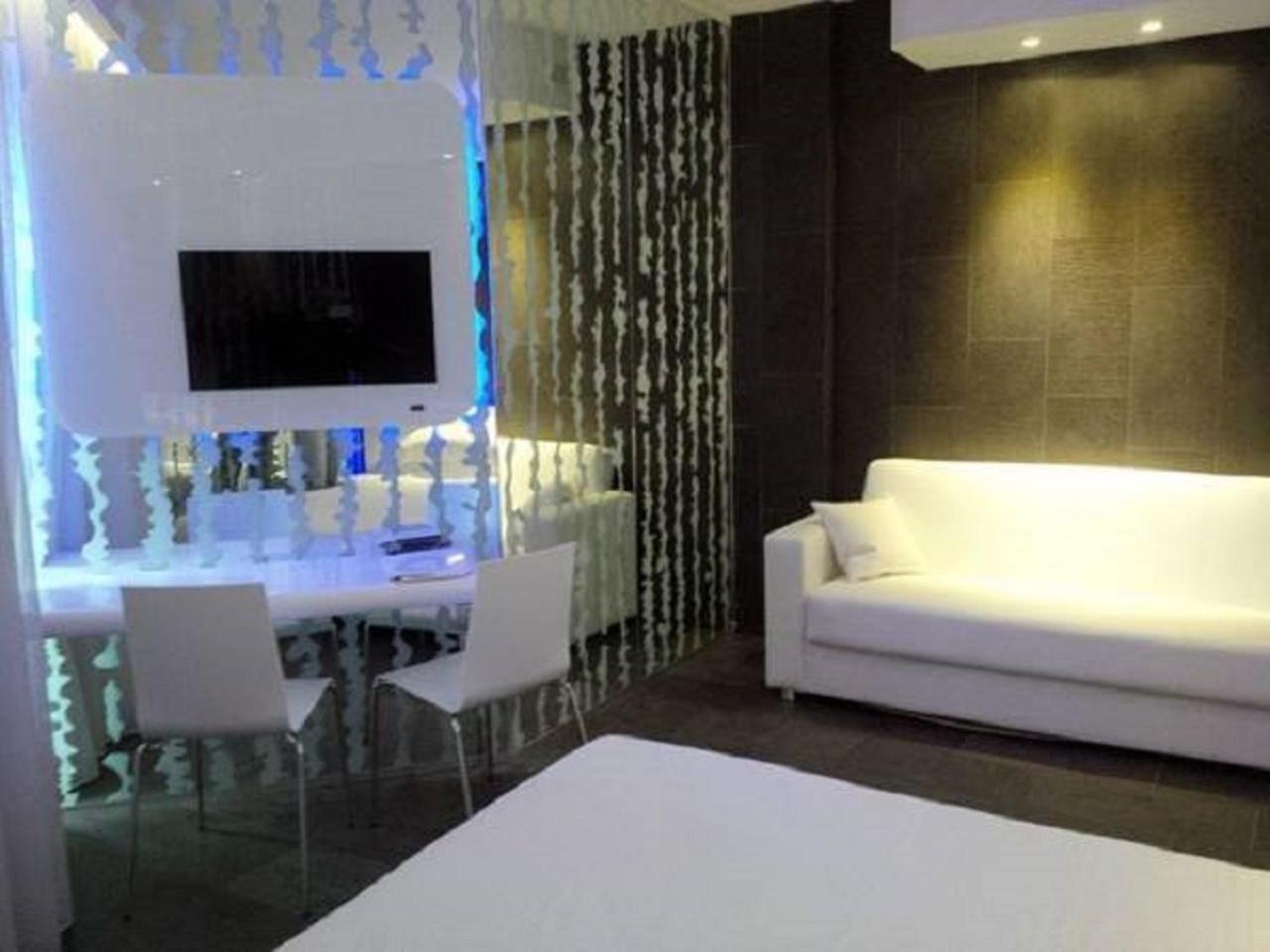 Junior Suite with Balcony - Photo 5