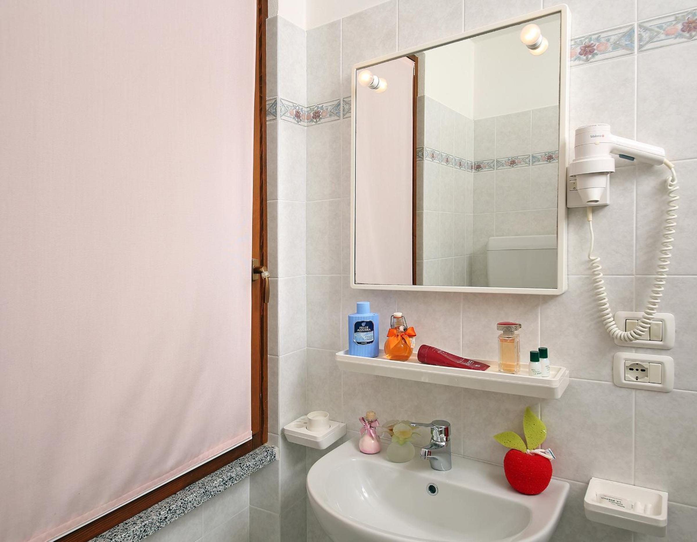 Double or Twin Room with Mountain View - Photo 4