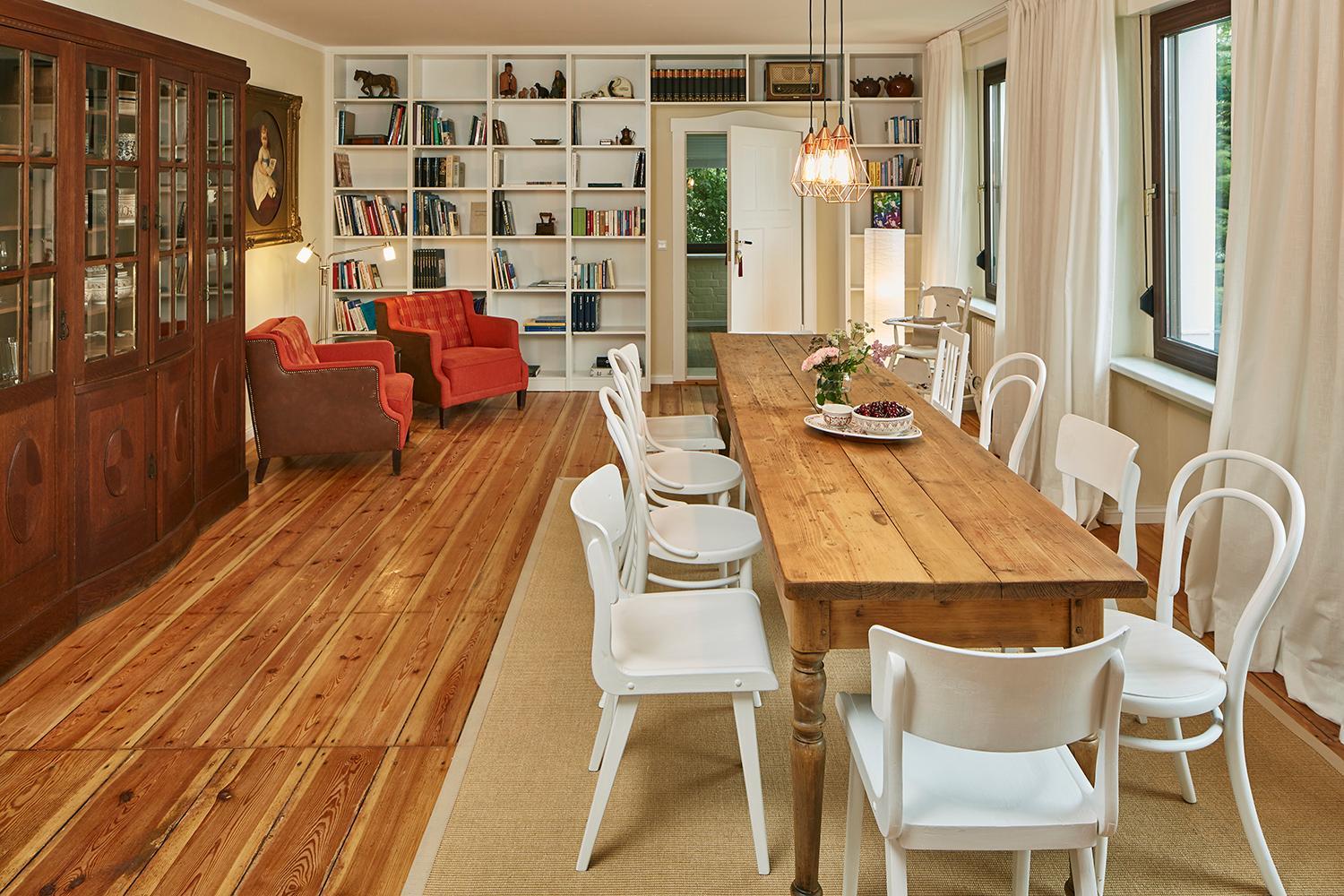 Six-Bedroom House photo 3