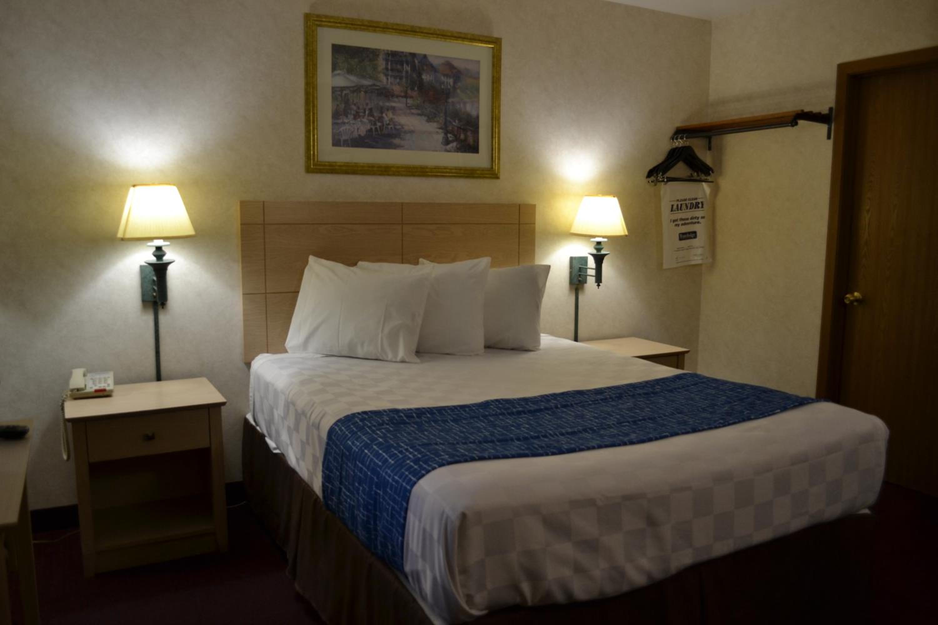 Queen Room - Non-Smoking - Photo 5
