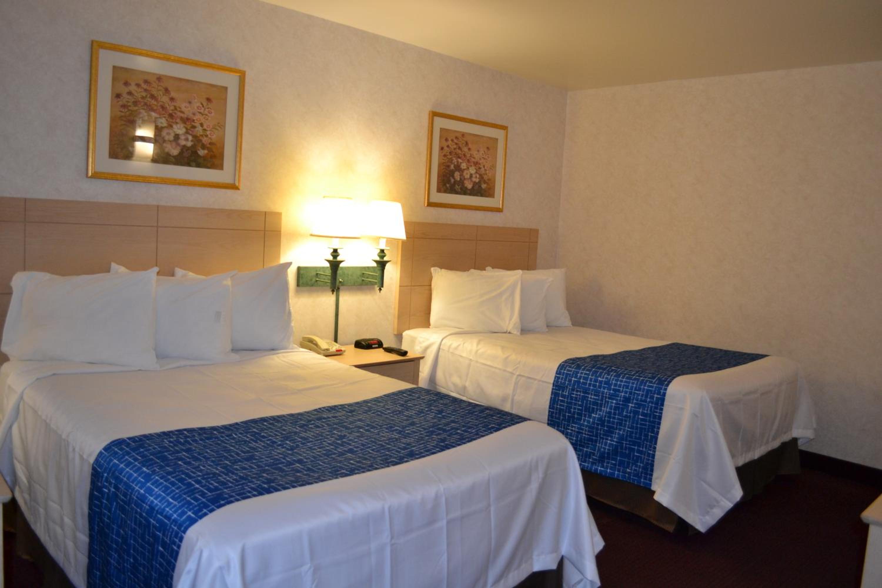 Two Double Beds - Non-Smoking - Photo 4