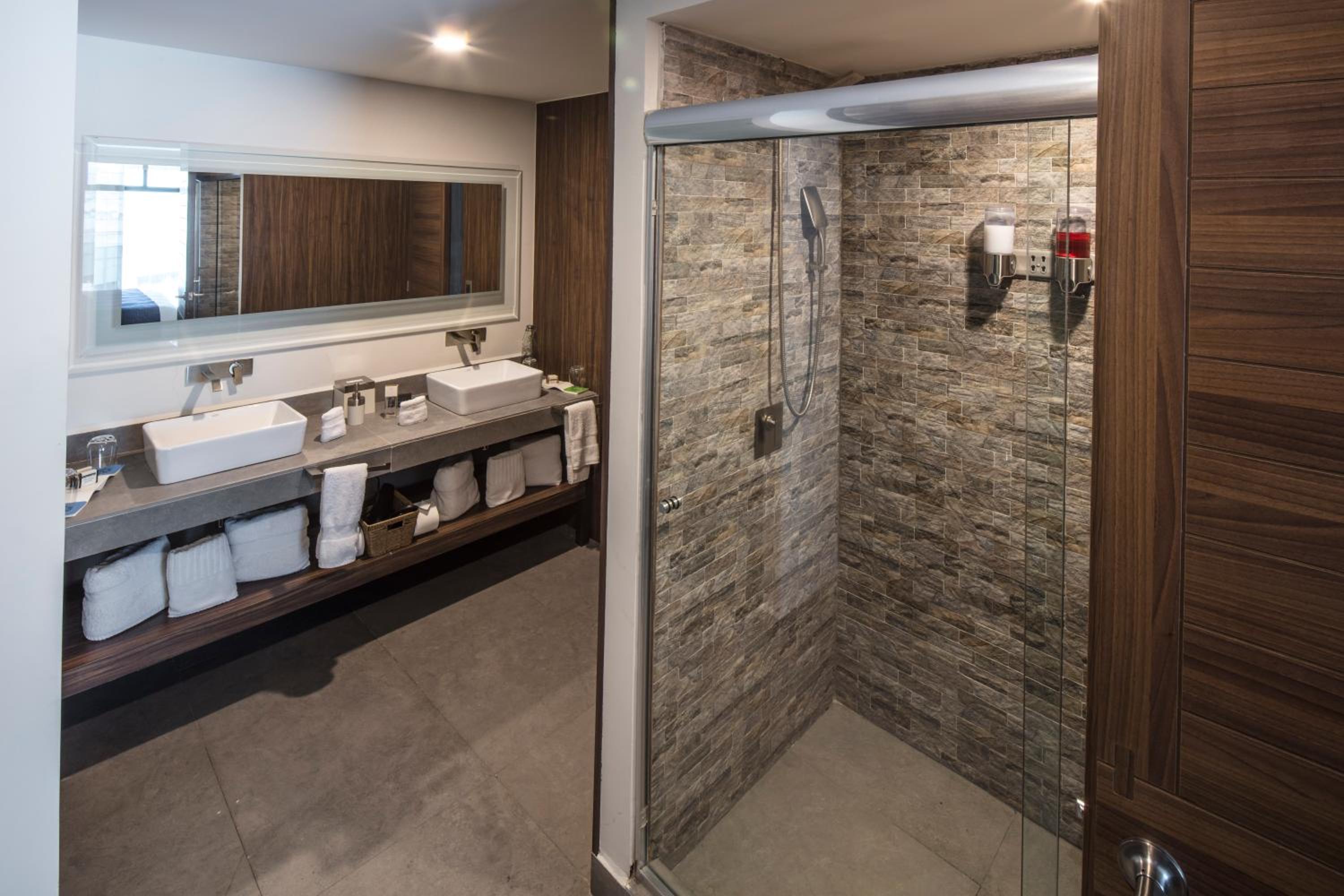 Executive Twin Suite - Photo 6