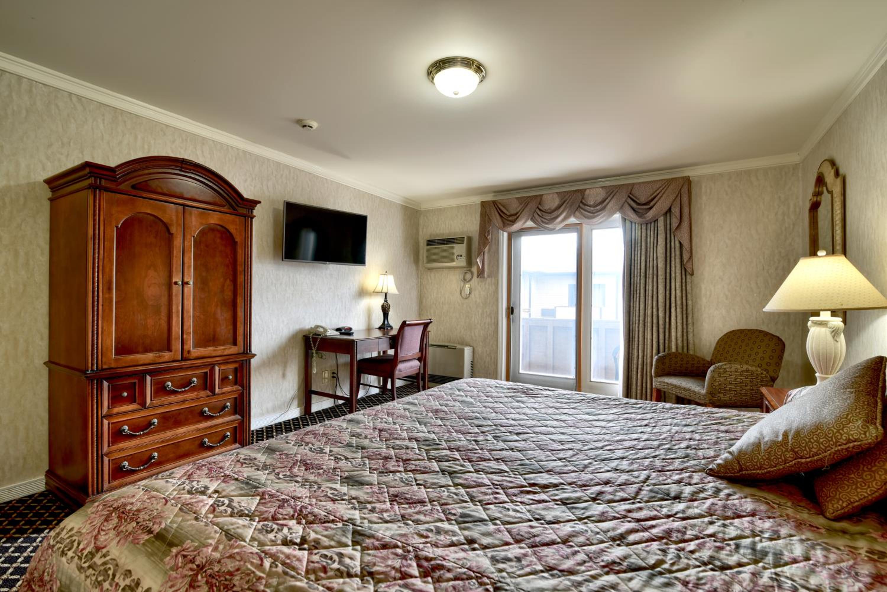 Deluxe King Room with Balcony - Photo 1