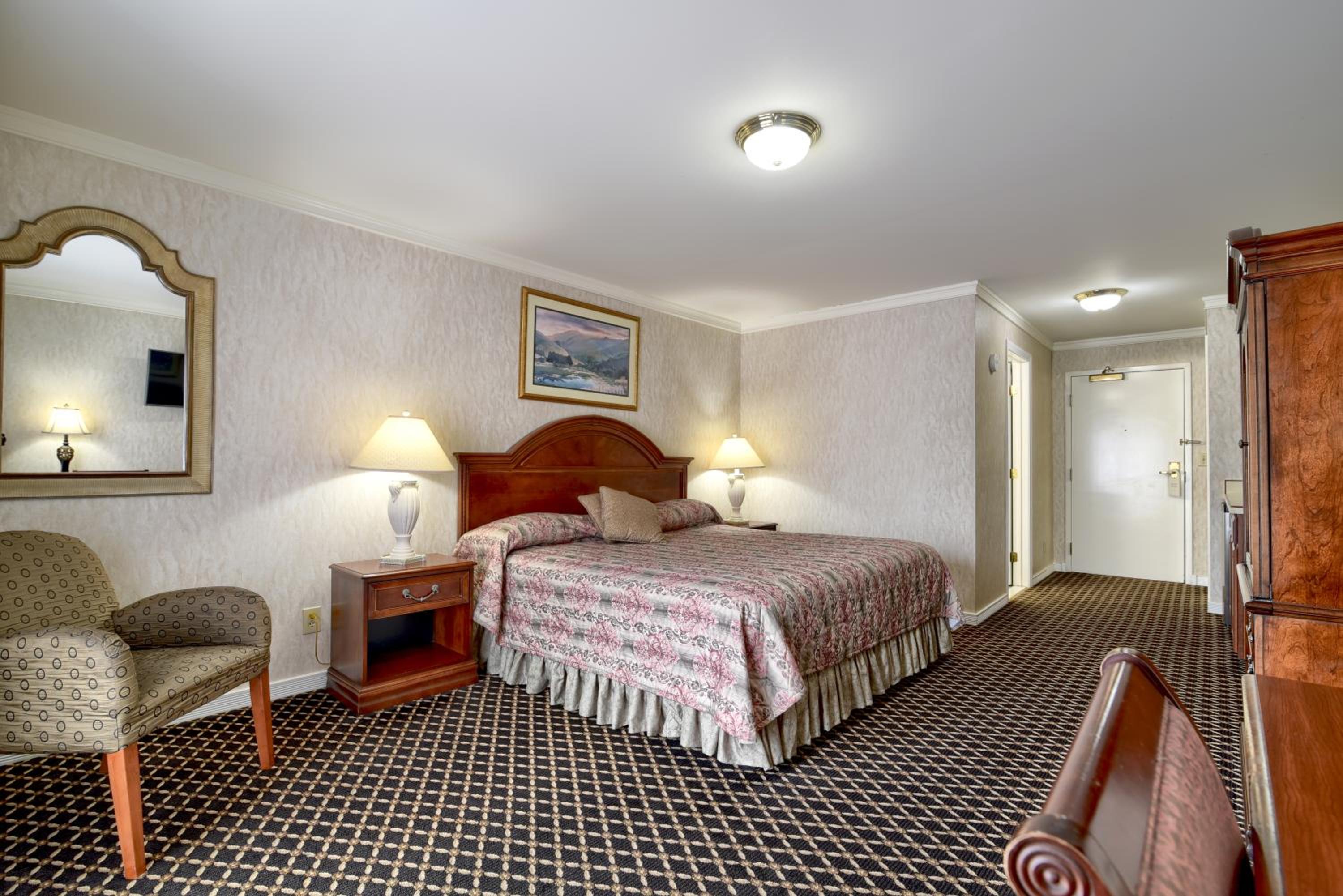 Deluxe King Room with Balcony - Photo 3