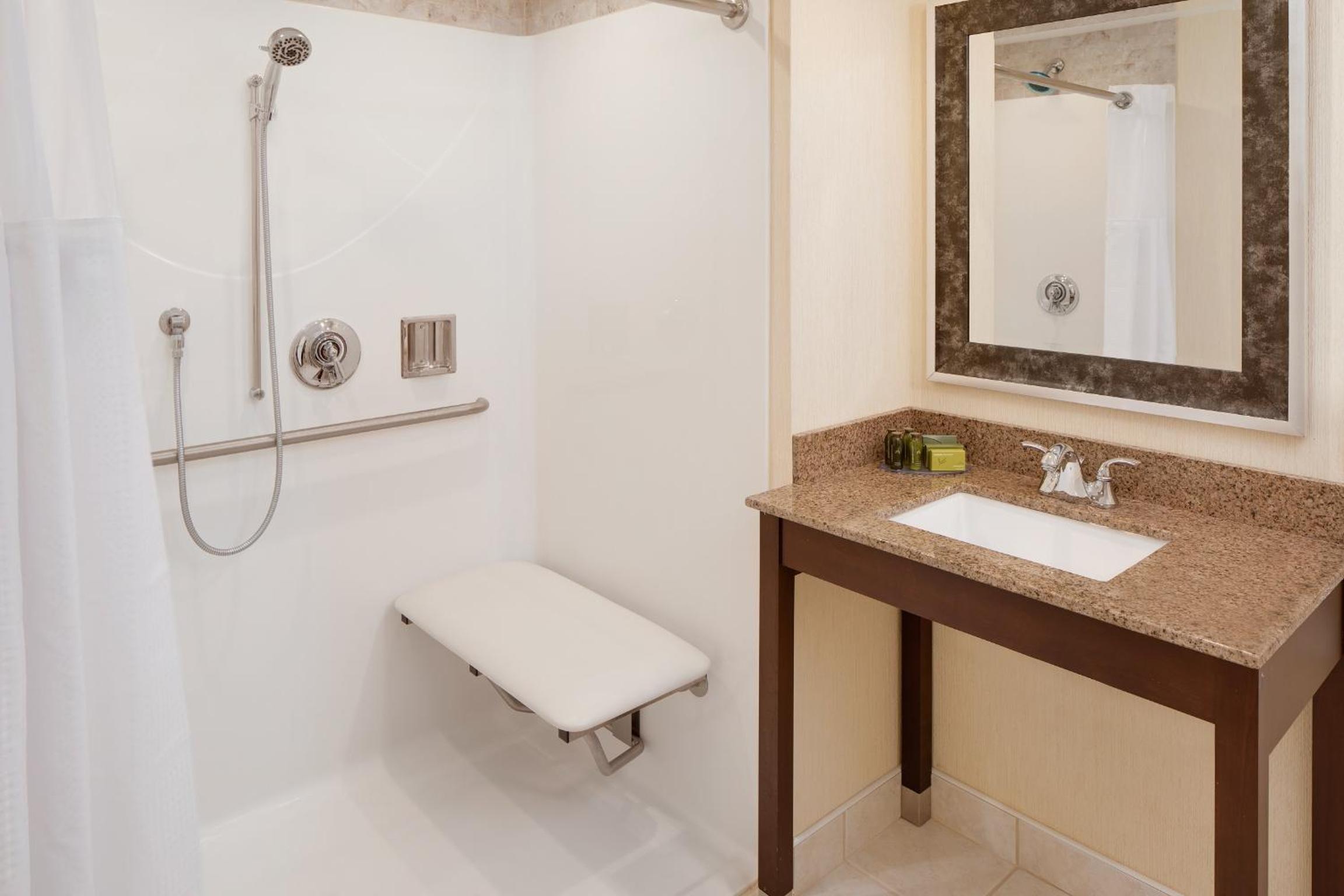 Queen Room - Disability Access photo 1