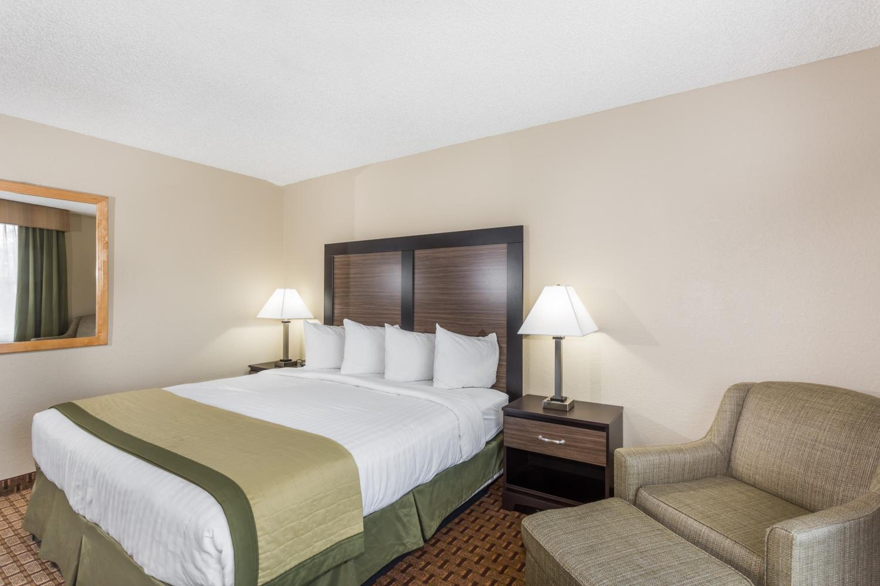 King Room - Non-Smoking - Photo 3