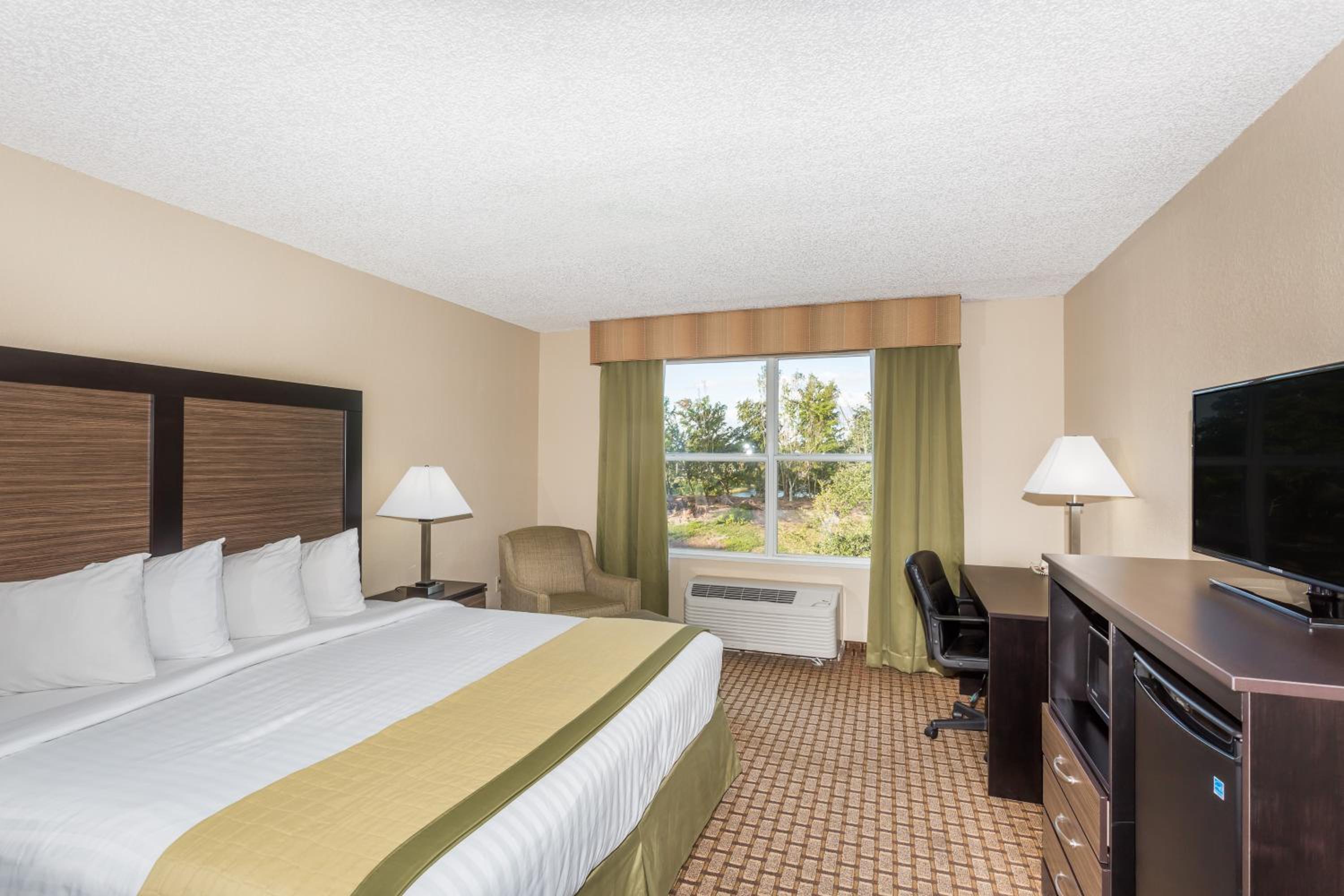 King Room with Roll-In Shower - Mobility/Hearing Accessible - Non-Smoking - Photo 3
