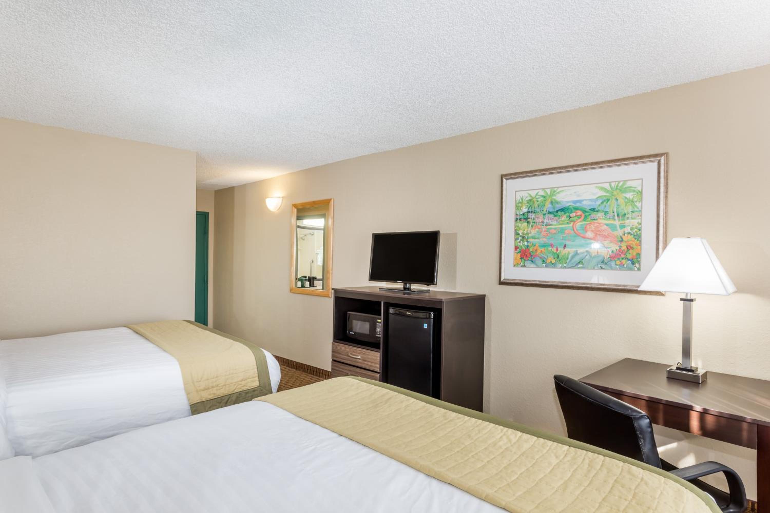 Queen Room with Two Queen Beds and Bath Tub - Mobility/Hearing Access - Non-Smoking - Photo 4