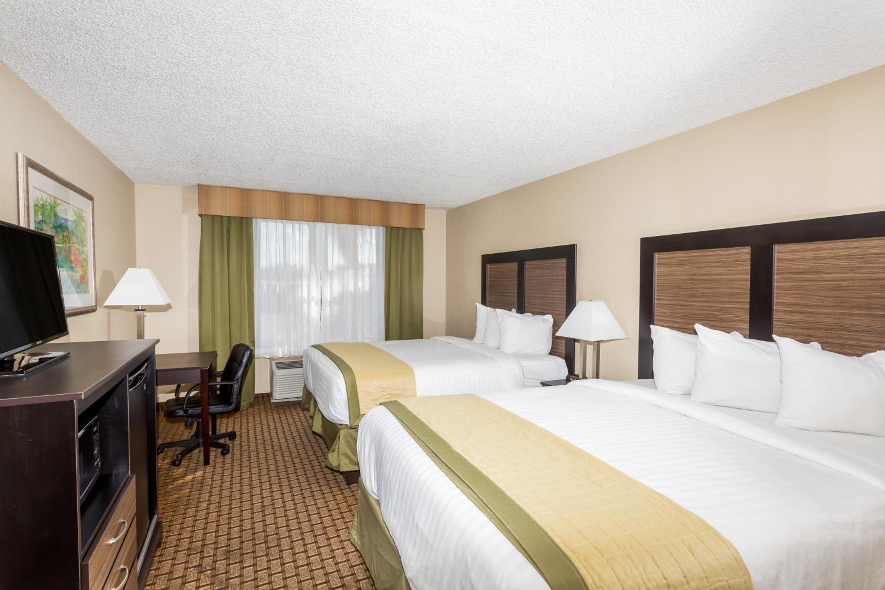 Deluxe Queen Room with Two Queen Beds - Non-Smoking - Photo 4