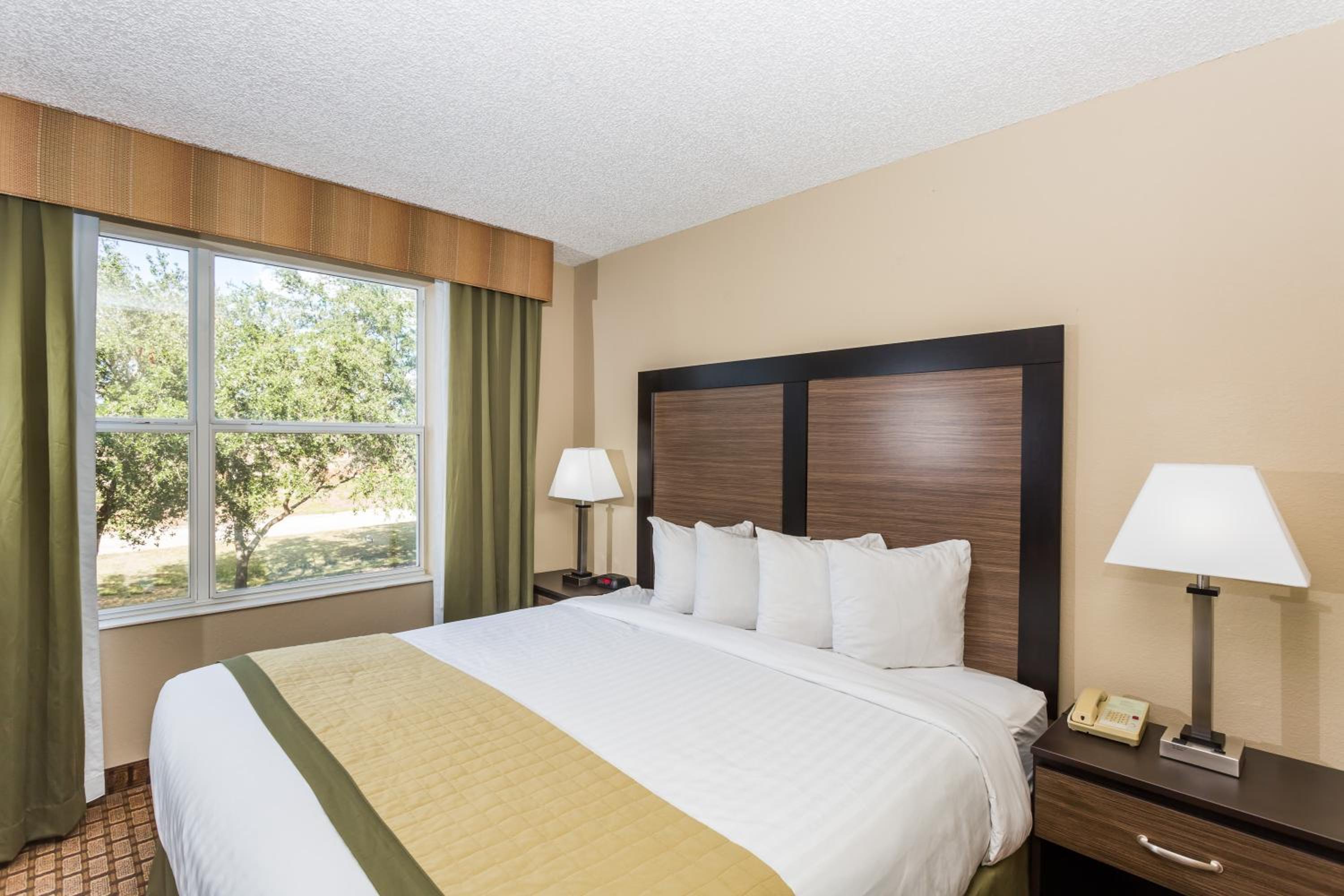 One-Bedroom King Suite with Sofa-Bed - Non-Smoking - Photo 3