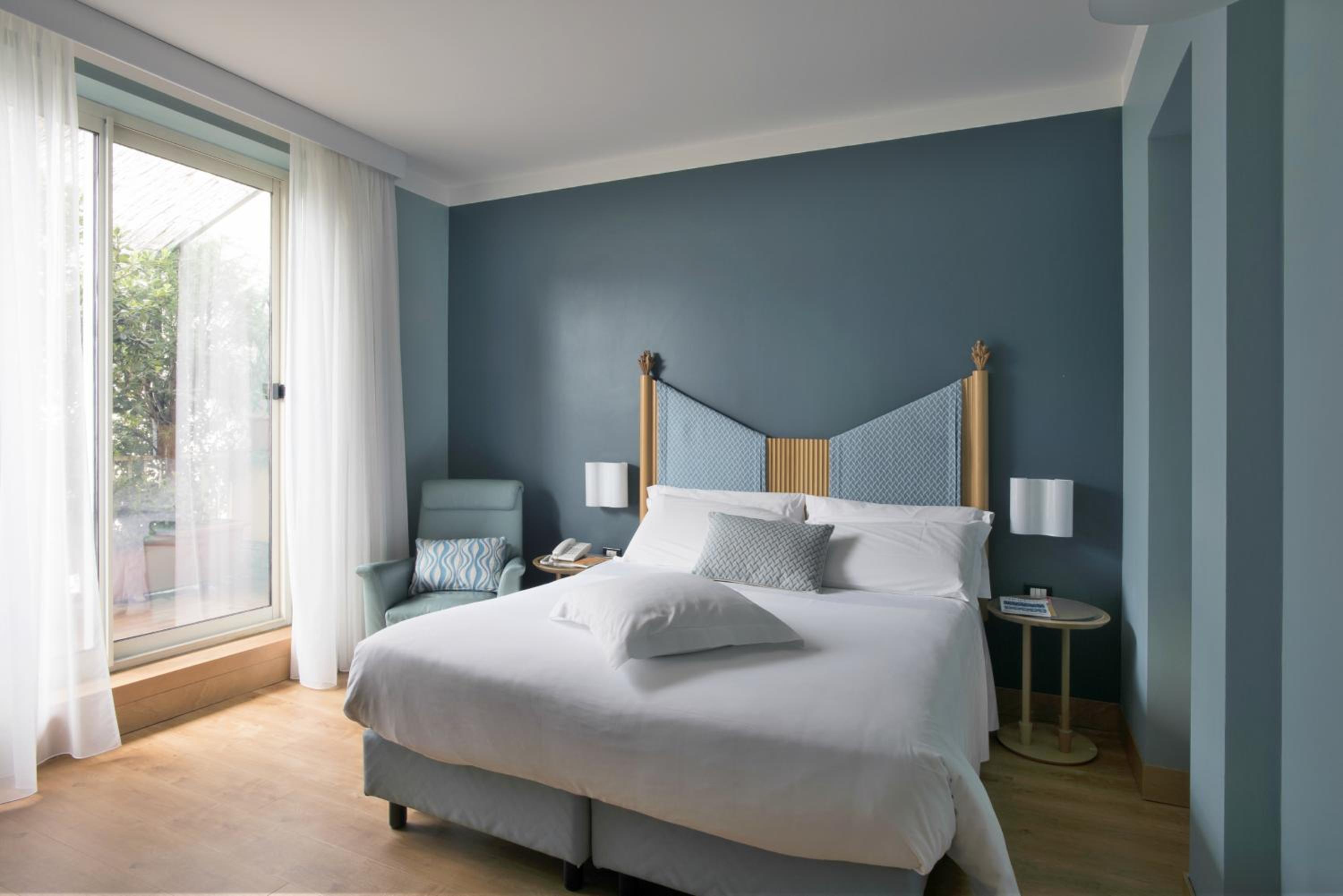 Deluxe Double Room with Balcony photo 2