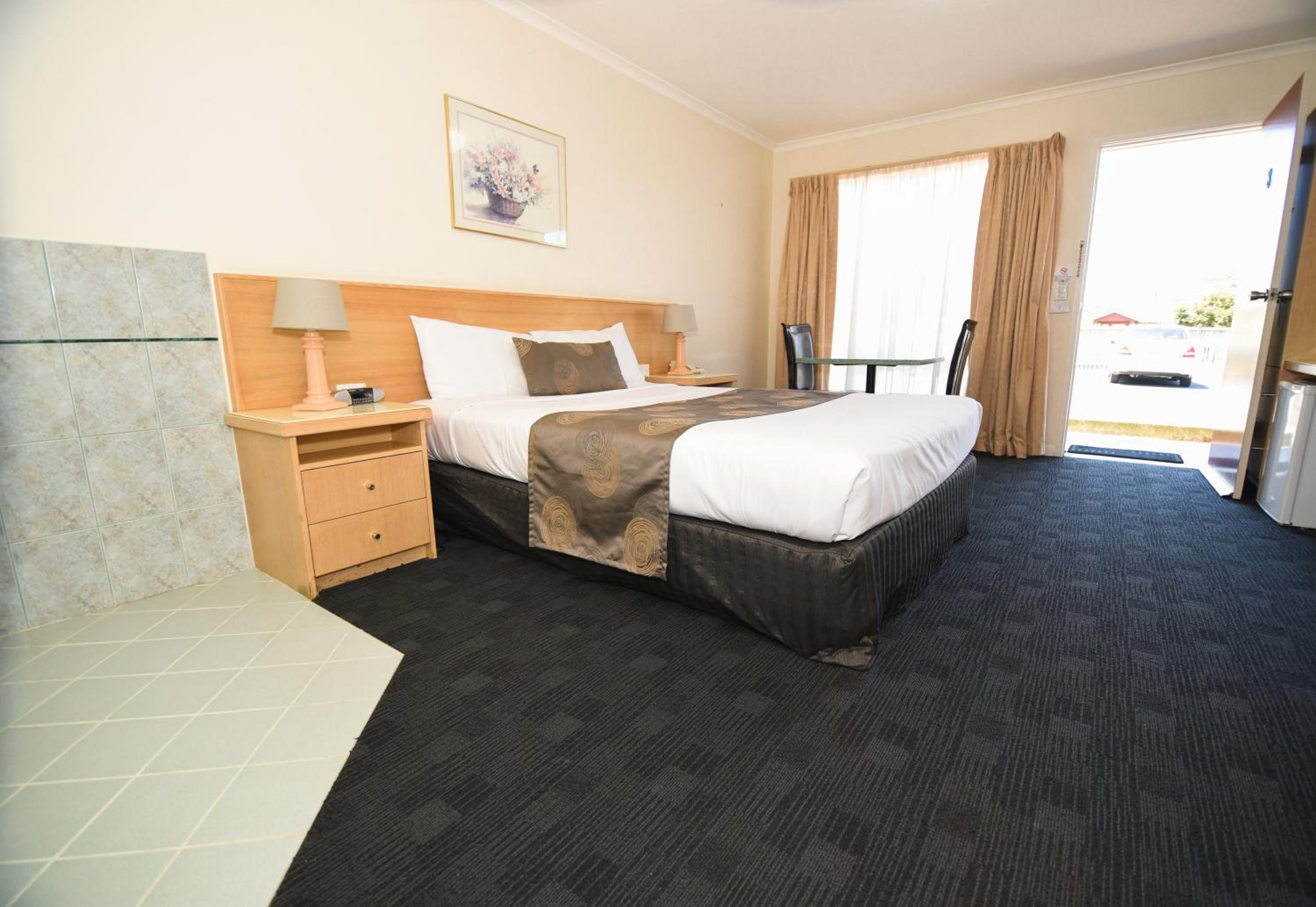 Queen Room with Hot Tub - Photo 4