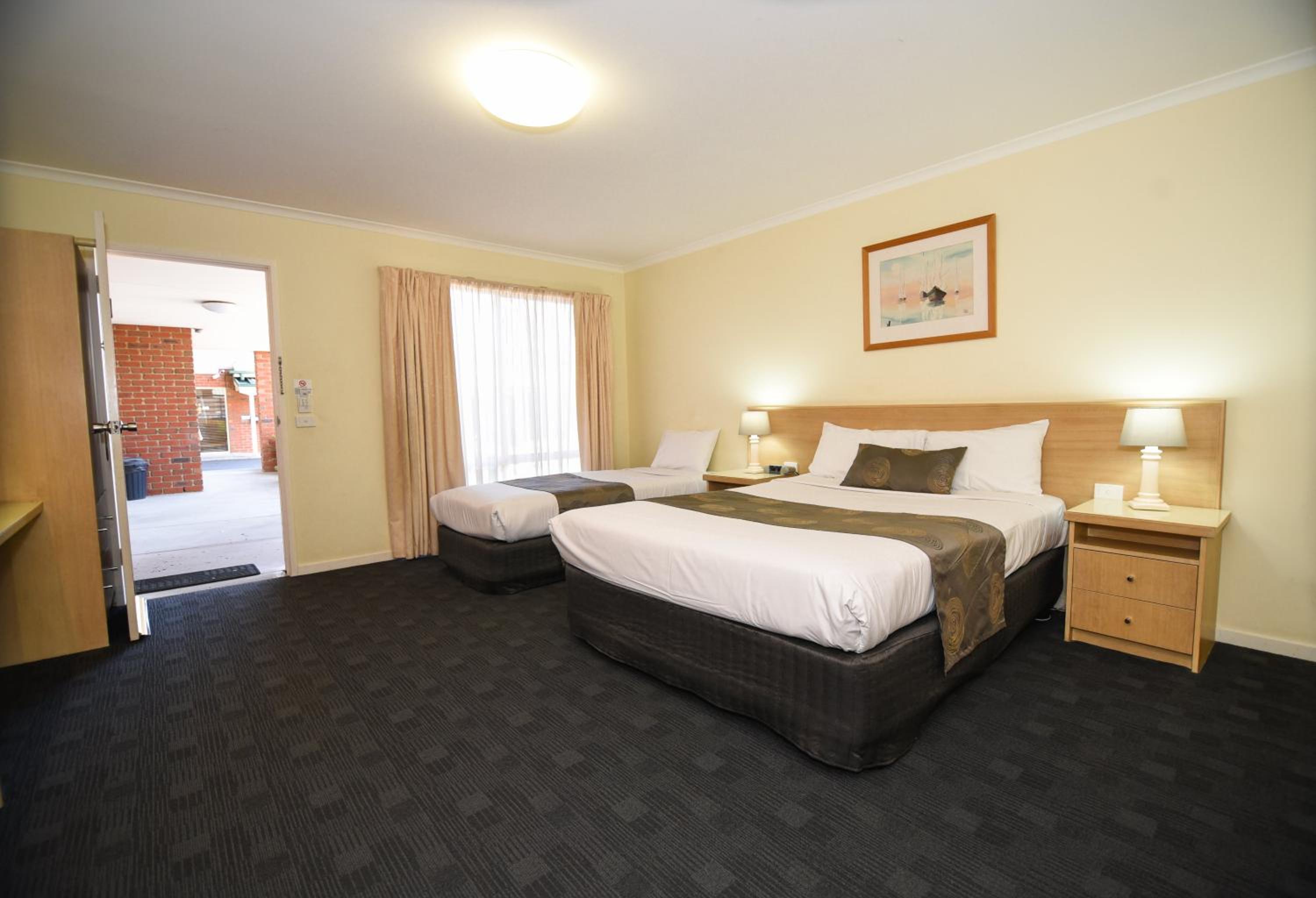 Standard Twin Room - Photo 7