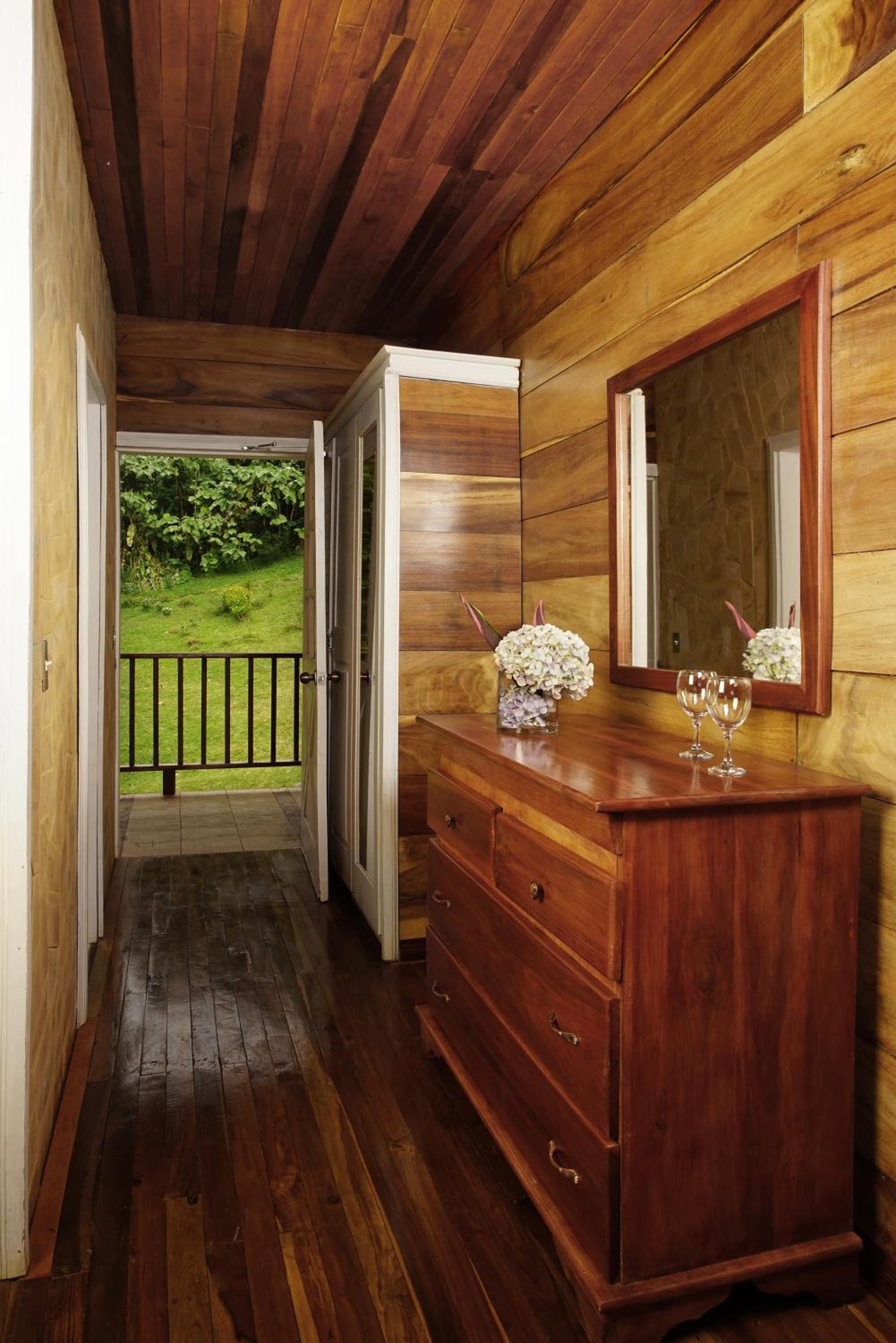 Deluxe Room with Balcony and Mountain View - Lower photo 3