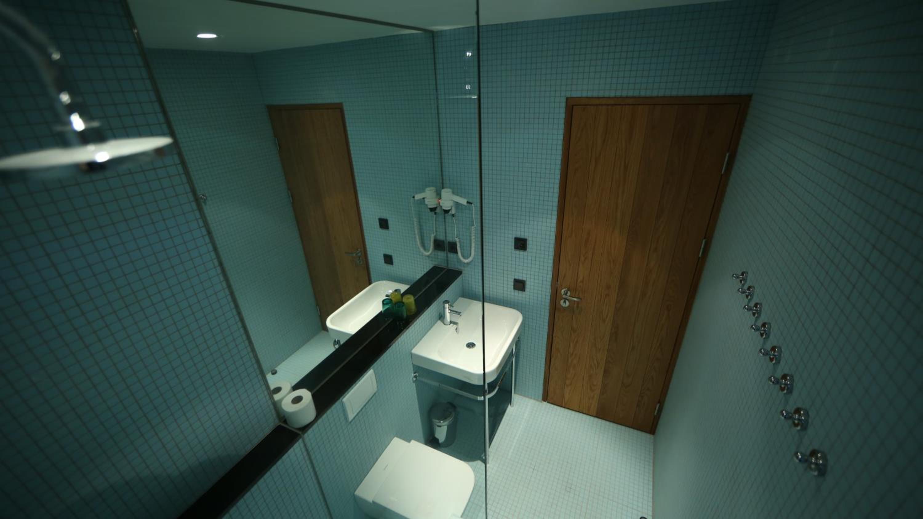 Double Room with Private Bathroom - Photo 13