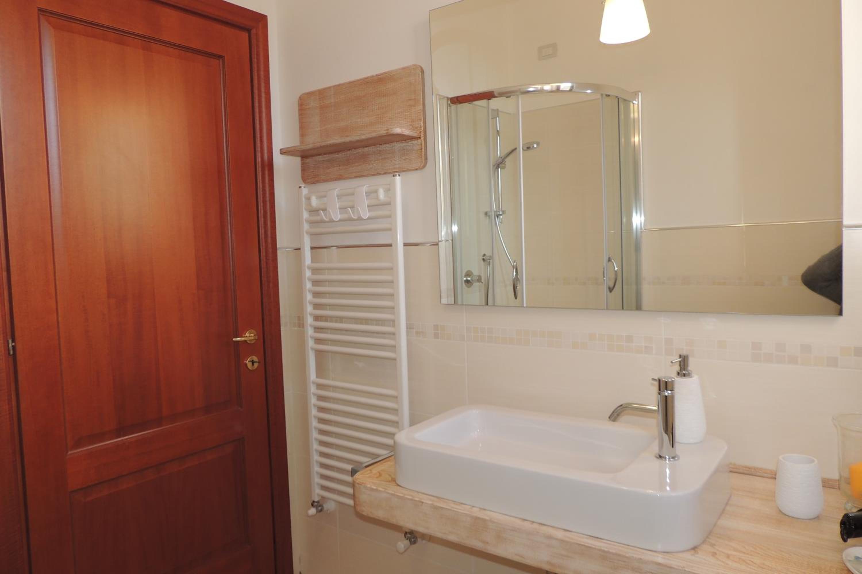 Double Room with Private Bathroom - Photo 6