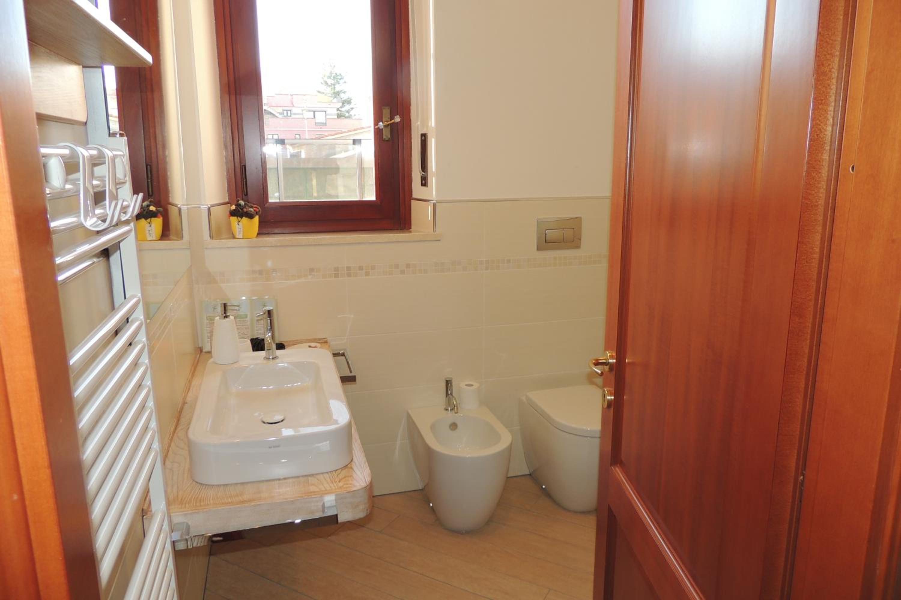 Double Room with Private Bathroom - Photo 7