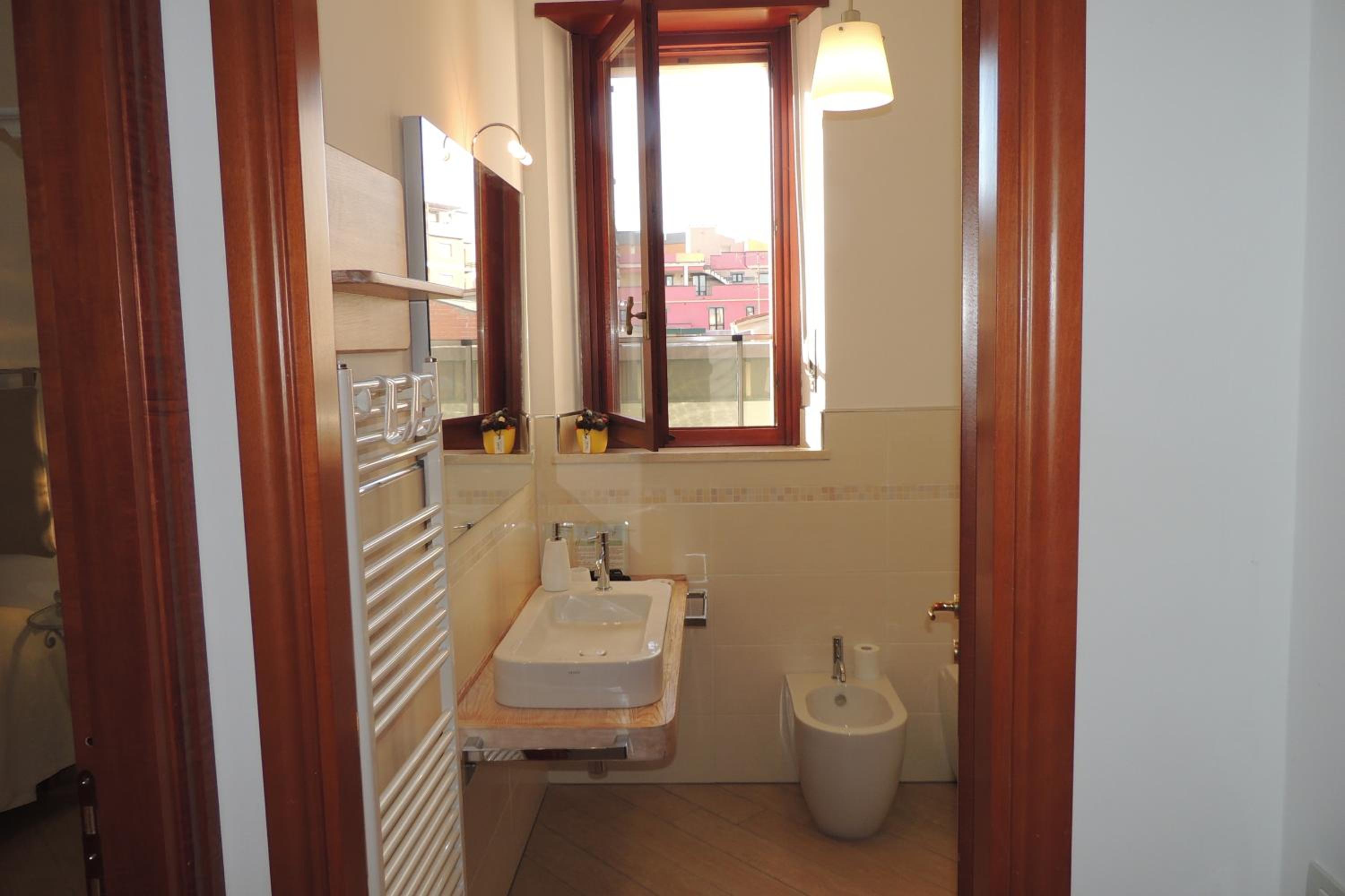 Double Room with Private Bathroom - Photo 8